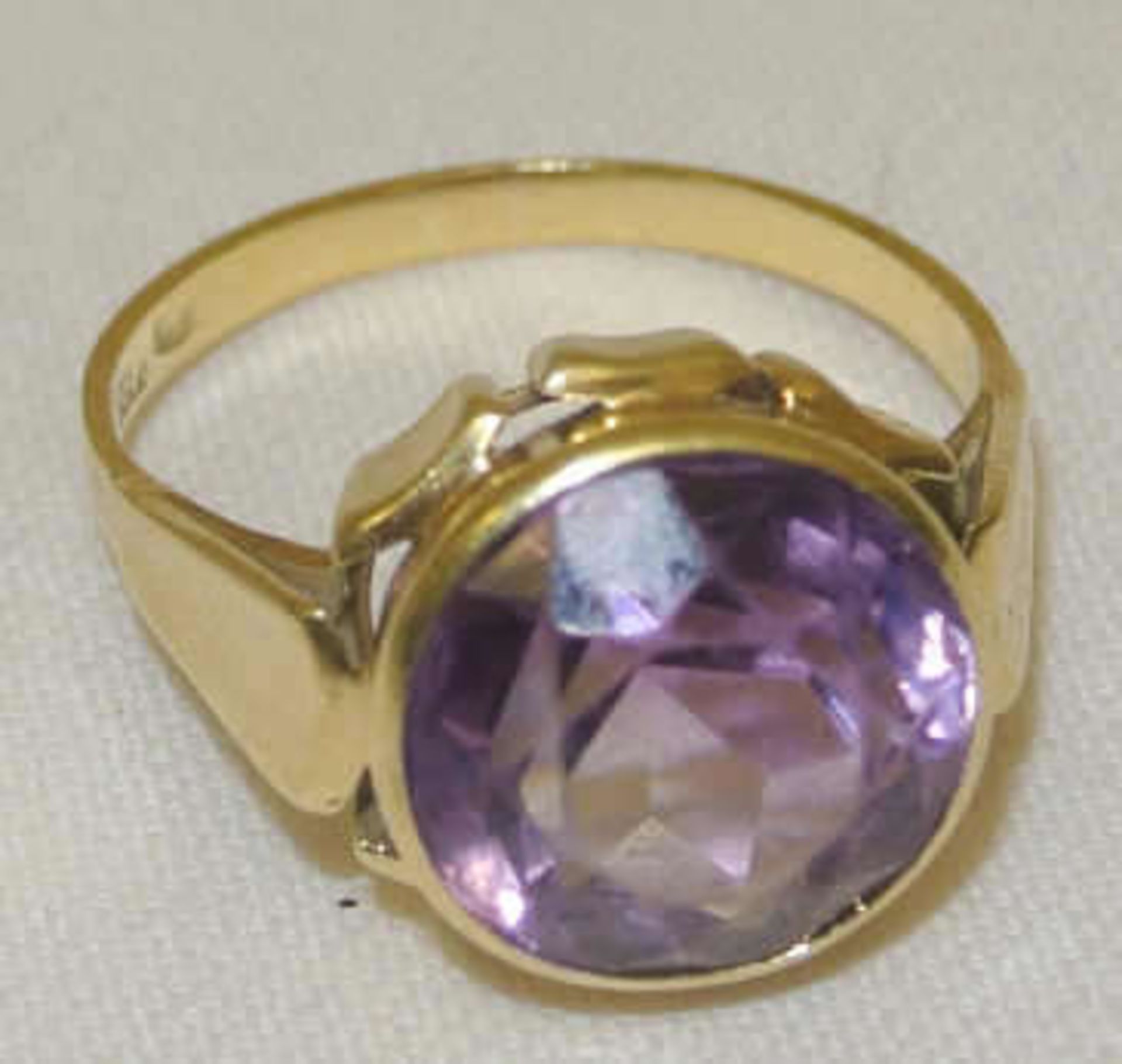 Damenring, 585er Gelbgold, besetzt mit Amethyst, Ringgröße 59, Gewicht ca. 5,6 gr Ladies ring, 585er