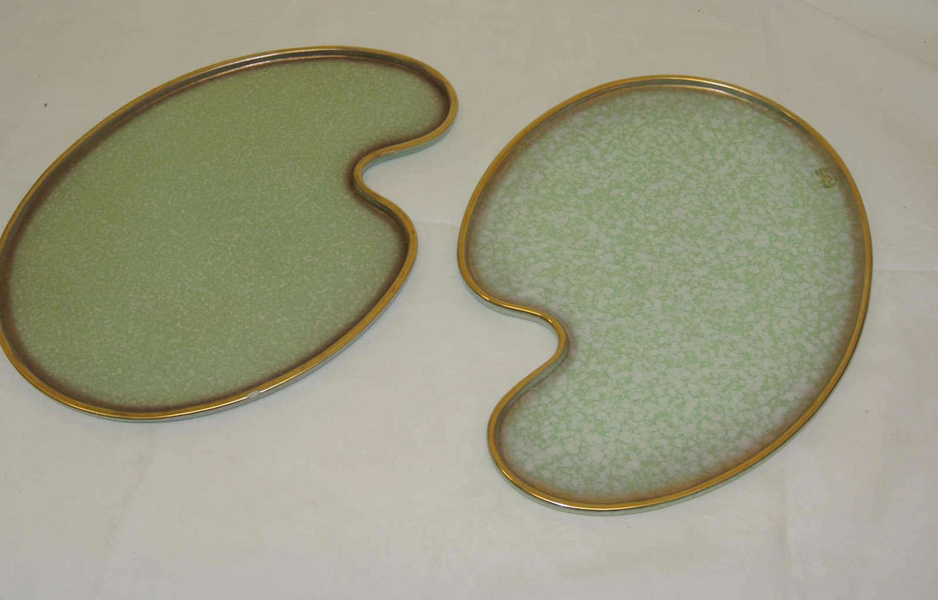 2 schöne Kuchenplatten in Nierenform, Modell Nr. 2906, 1 Platte mit Chip, sonst sehr guter