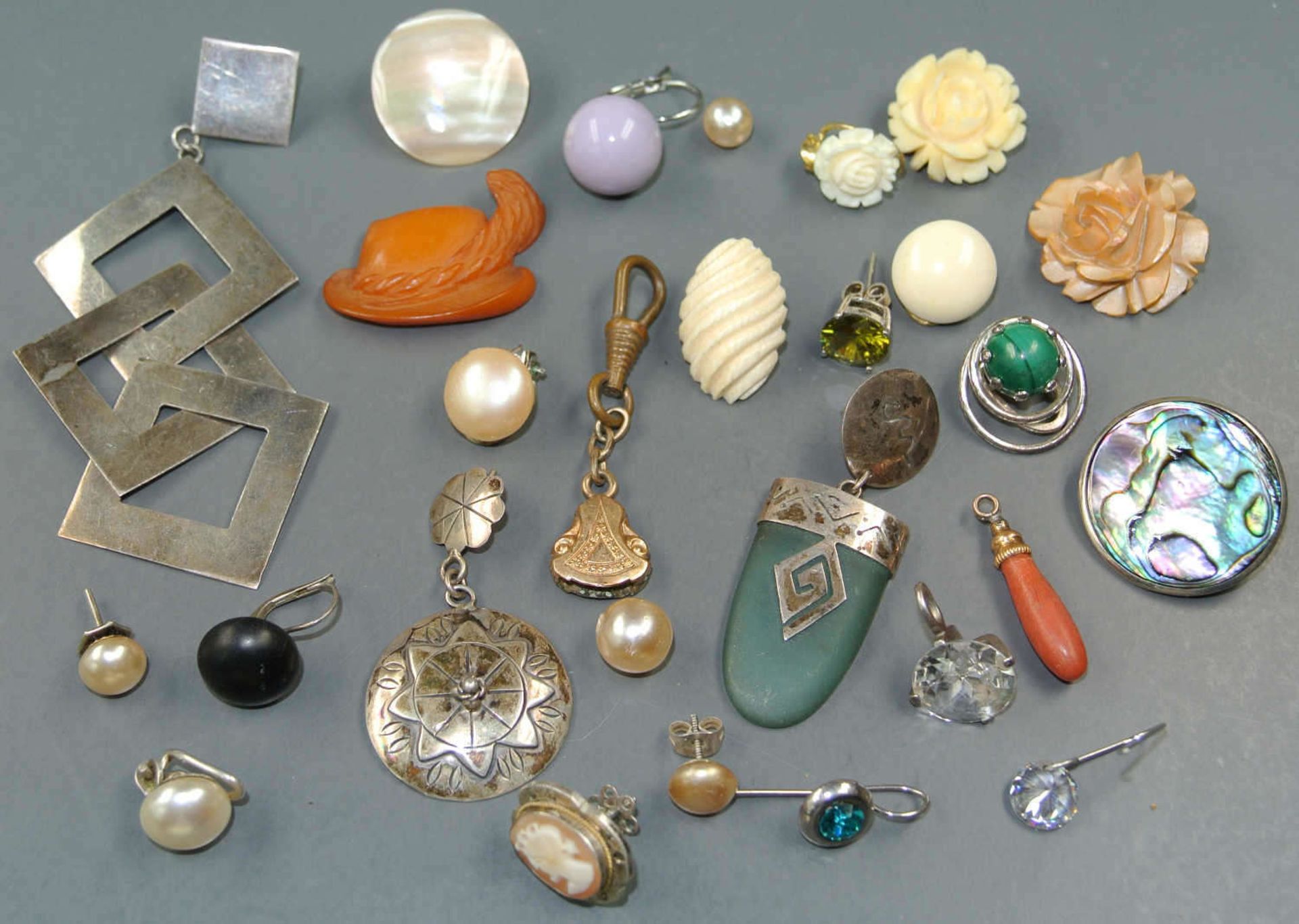 Lot Modeschmuck, bestehend aus Ohr - Schmuck, Anhängern etc. Lot jewelry, consisting of ear -