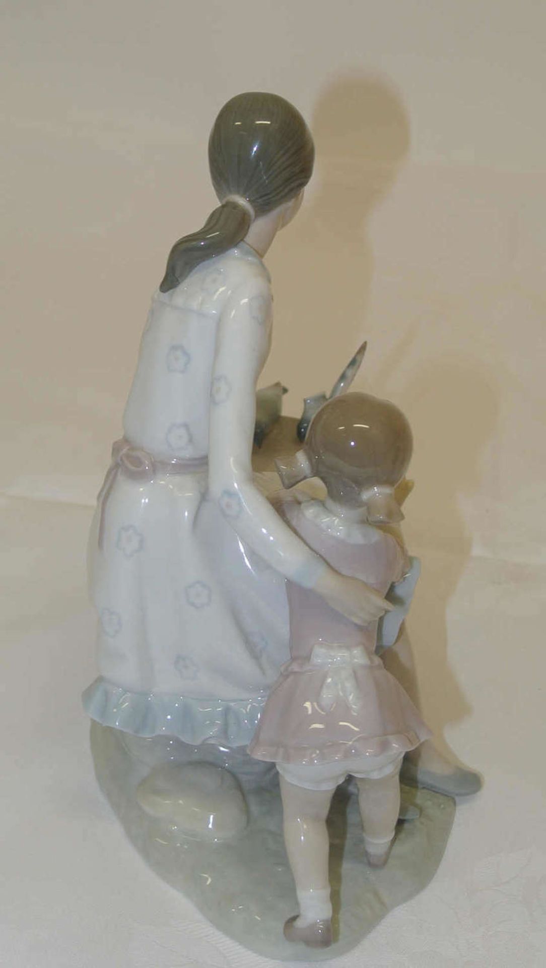 Nao, Spanien, Lladro, Porzellanfigur, "Mutter mit Kind auf Bank mit 2 Tauben", Bei einer Taube 1 - Bild 4 aus 5