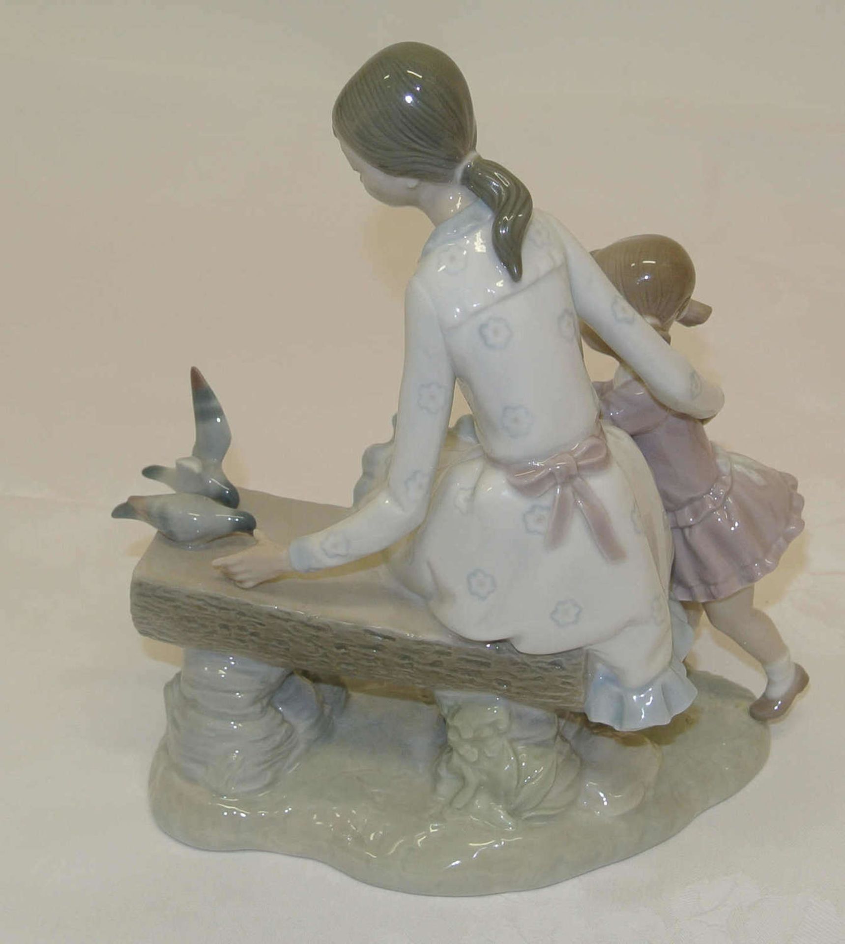 Nao, Spanien, Lladro, Porzellanfigur, "Mutter mit Kind auf Bank mit 2 Tauben", Bei einer Taube 1 - Bild 3 aus 5