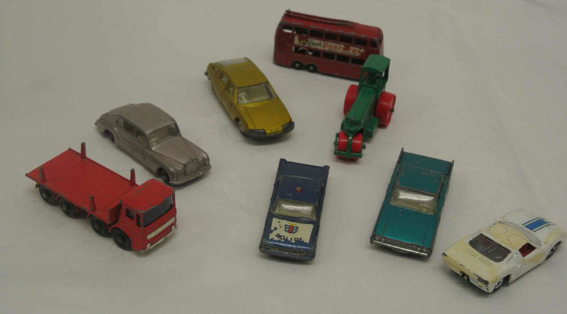 schönes Lot von 8 Lesney Autos, teils guter Zustand. Nice lot of 8 Lesney cars, partly good