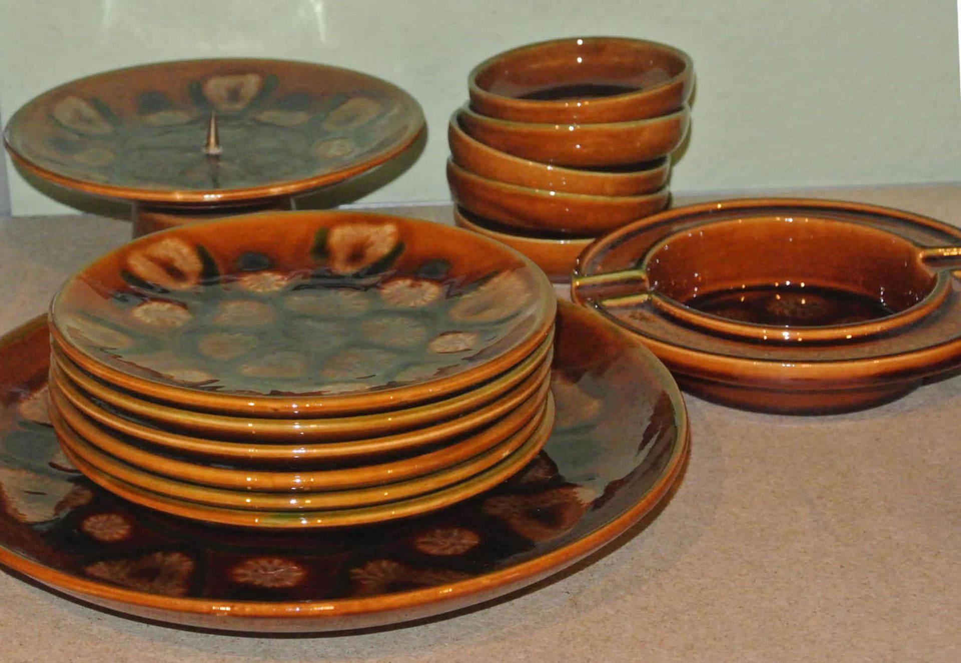 1 Keramik-Set Grünstadter Keramik, bestehend aus 14 Teilen, schöne ausgefallene Lasur. Guter
