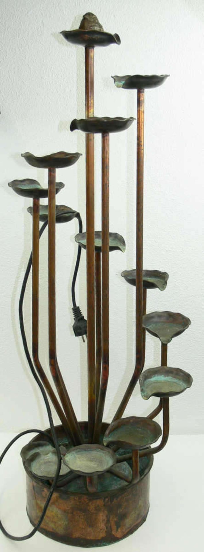 Kupfer - Brunnen. H: ca. 95 cm. Mit Wasser - Vorratsbehälter aus Kupfer. Das Wasser fließt