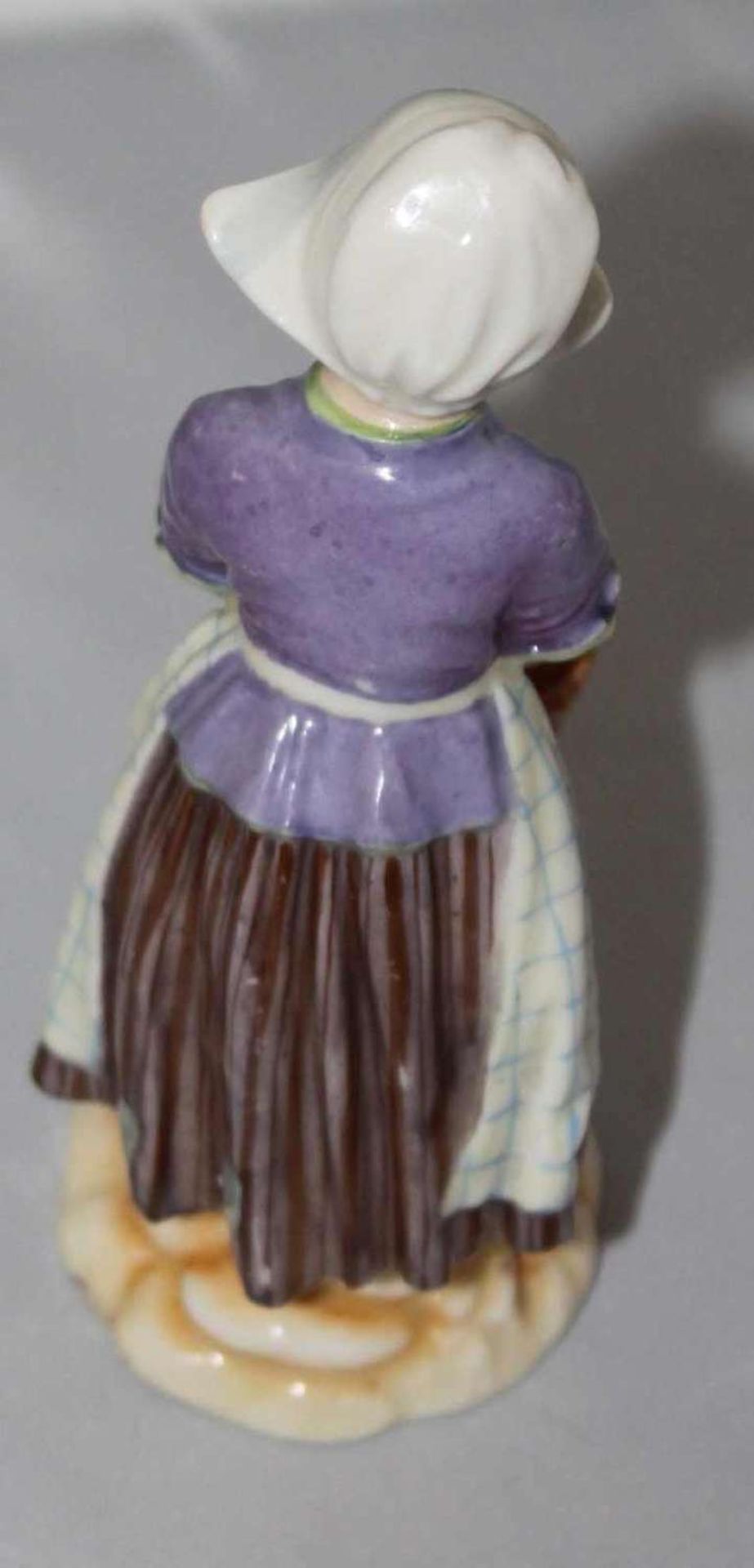 Kleine Porzellanfigur "Bauernmädchen", signiert mit Blindstempel Nr. 3725, Höhe ca. 14 cm, guter - Bild 2 aus 2