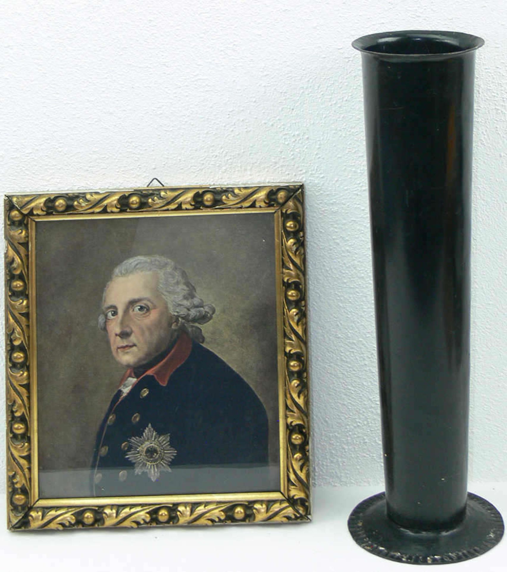 Zwei Teile aus Haushaltsauflösung, bestehend aus einer schweren Metall - Bodenvase, H: ca. 50 cm,