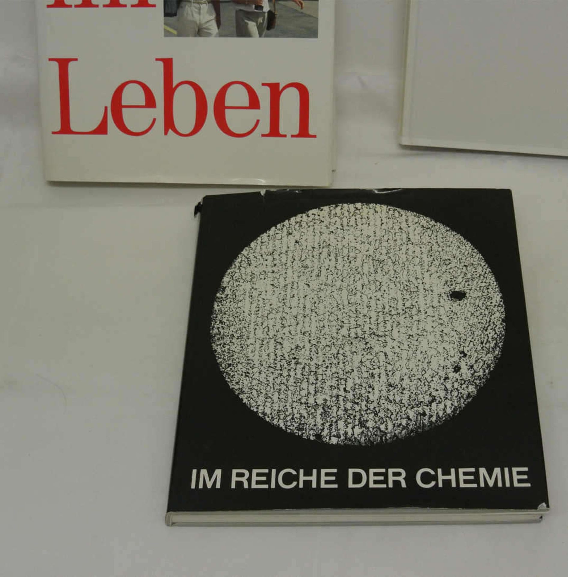 Kleines Konvolut Bücher, insgesamt 3 Stück. "Im Reich der Chemie", "Mitten im Leben - 125 Jahre - Bild 2 aus 2