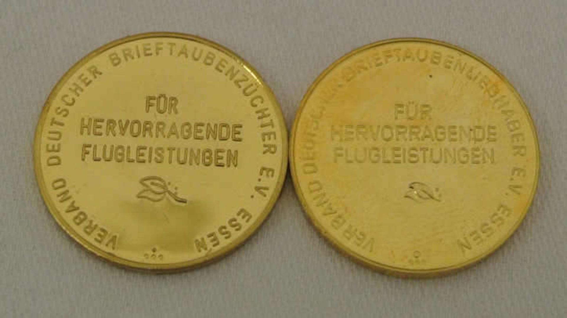 2 Goldmedaillen, Deutscher Brieftaubenzüchterverein, für besondere Flugleistung, 333er Gelbgold,