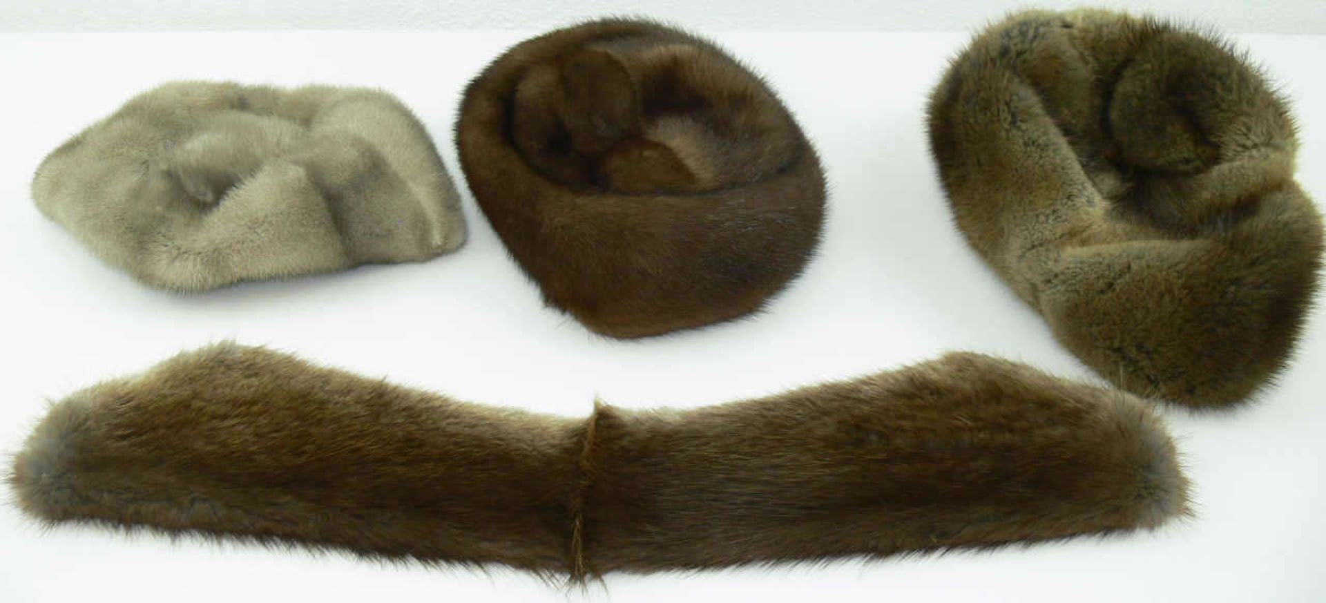 Lot Pelz - Mützen und ein Pelz - Schal. Bei einer Mütze ist das Futter eingerissen. Lot fur - caps