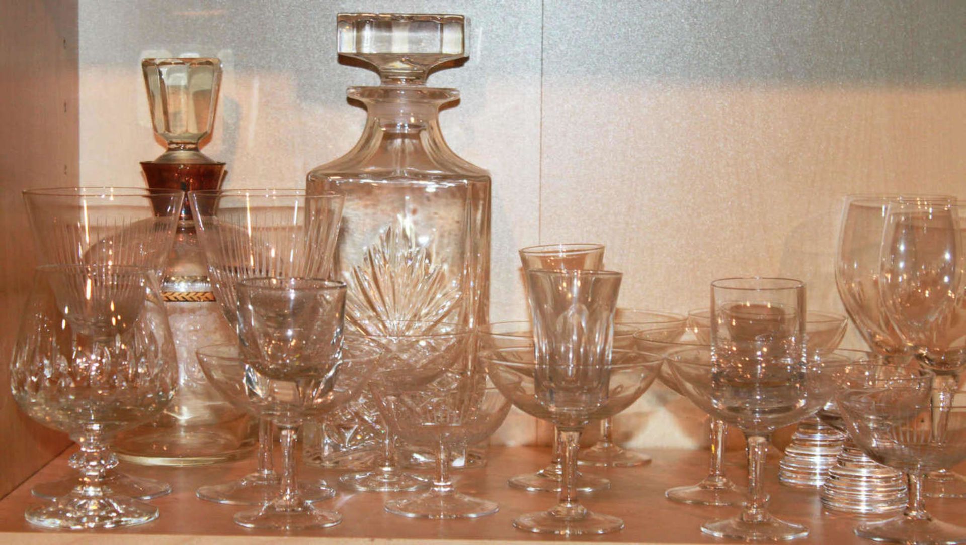 Glaskonvolut, meist Kristallglas, dabei auch 2 Karaffen. Guter Zustand. Glass convolute, usually