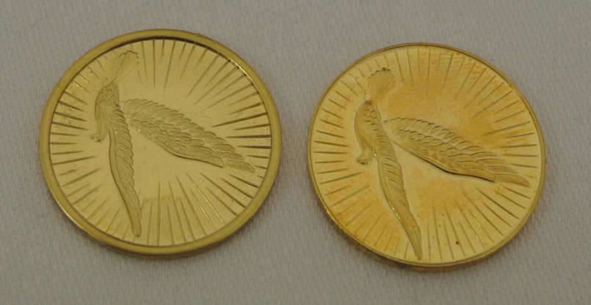 2 Goldmedaillen, Deutscher Brieftaubenzüchterverein, für besondere Flugleistung, 333er Gelbgold, - Bild 2 aus 2