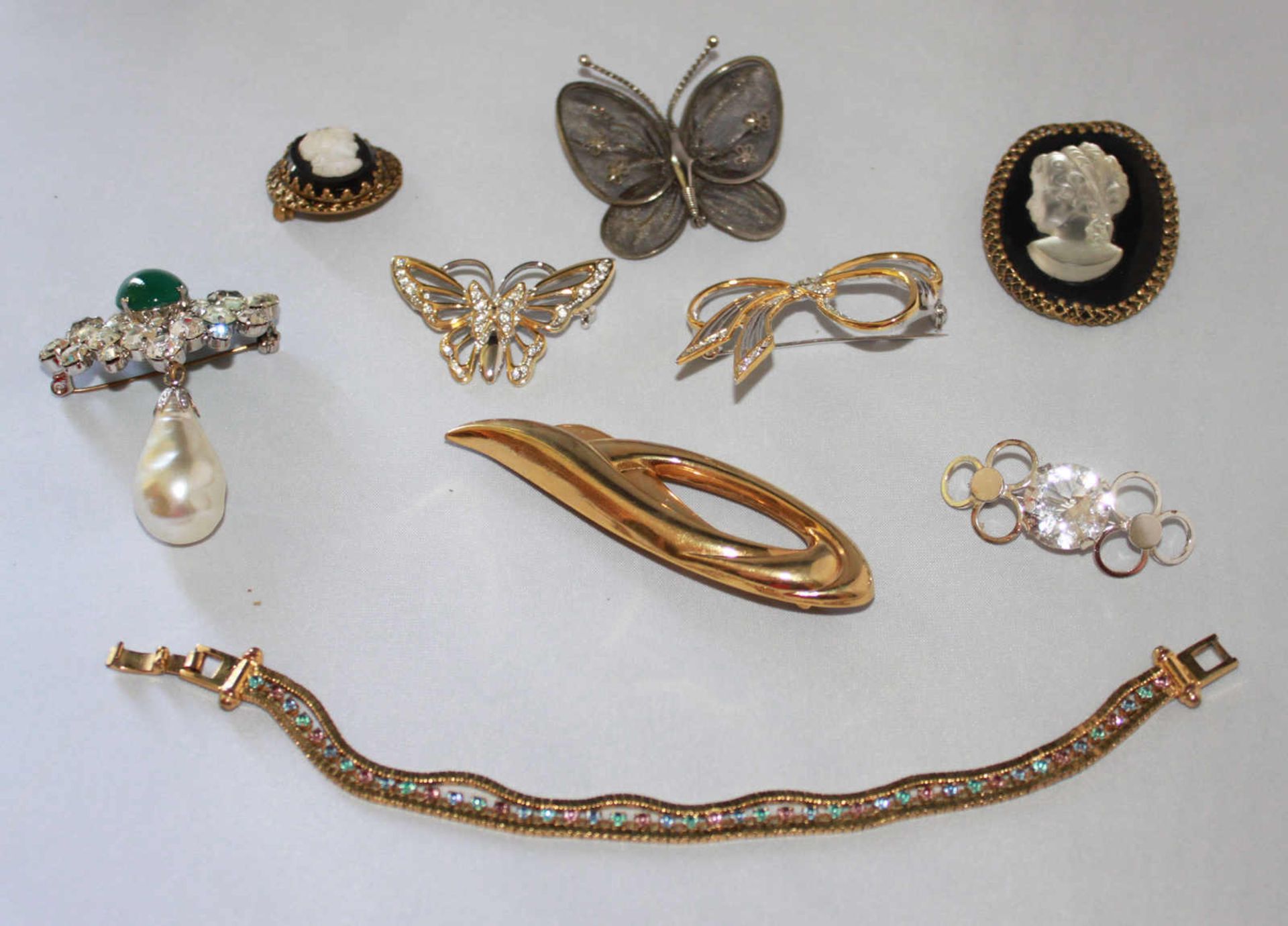 Ausgefallenes Modeschmuck-Konvolut, bestehend aus 9 Teilen, guter Zustand unusual fashion jewelry