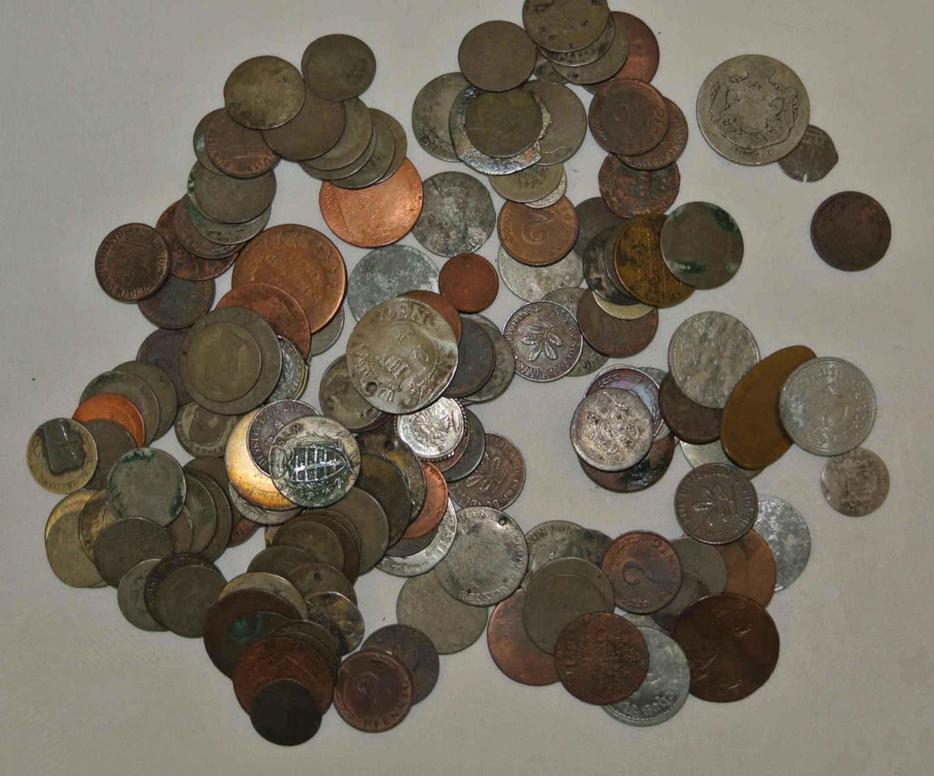 Kleines Lot alte Münzen, meist um 1800-1900, stark berieben, dabei auch etwas Silber. Small lot