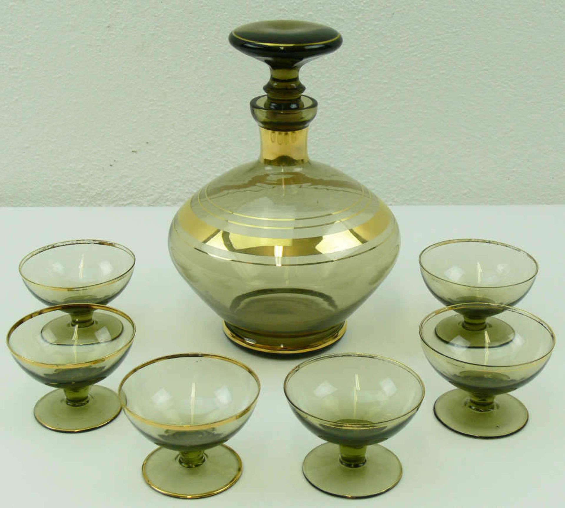 Likör - Set, farbiges, dünnwandiges Glas mit Gold - Ornamenten. Bestehend aus Stöpsel - Karaffe