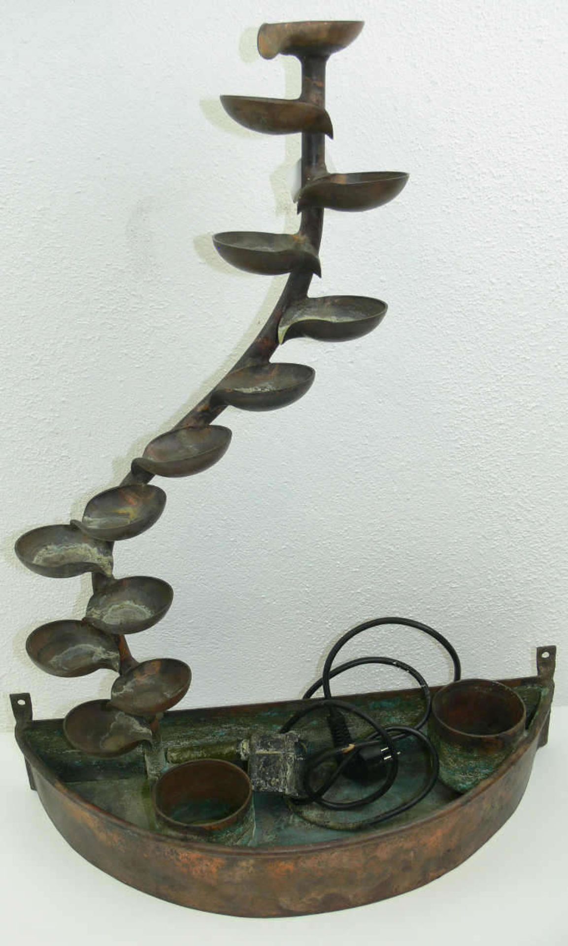 Kupfer - Brunnen. H: ca. 62 cm. Mit Wasser - Vorratsbehälter aus Kupfer. Mit Pumpe. Funktion nicht