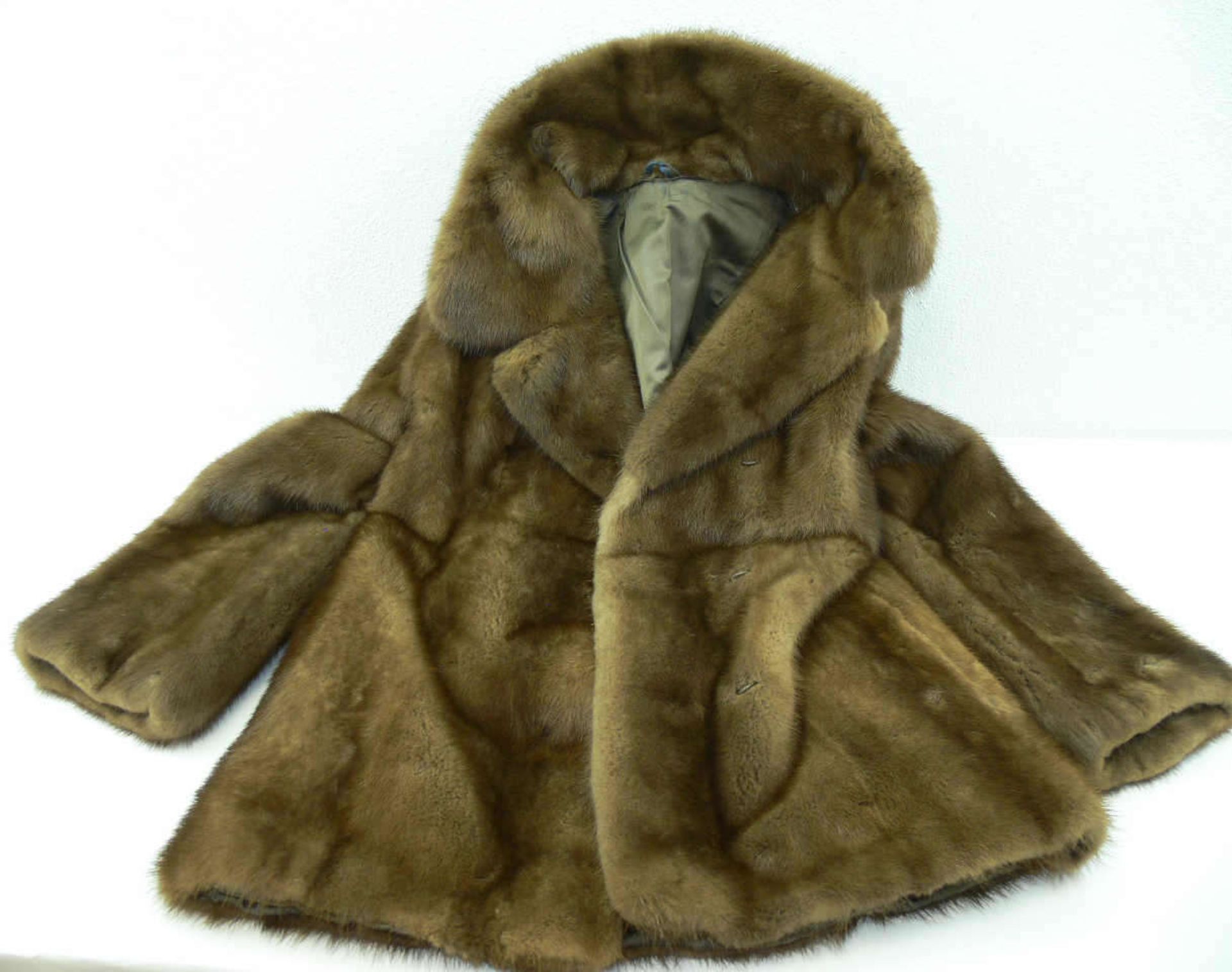 Eine Pelz - Jacke. Nerz?. Innenfutter an einem Arm genäht. A fur jacket. Mink?. Inner lining sewn on