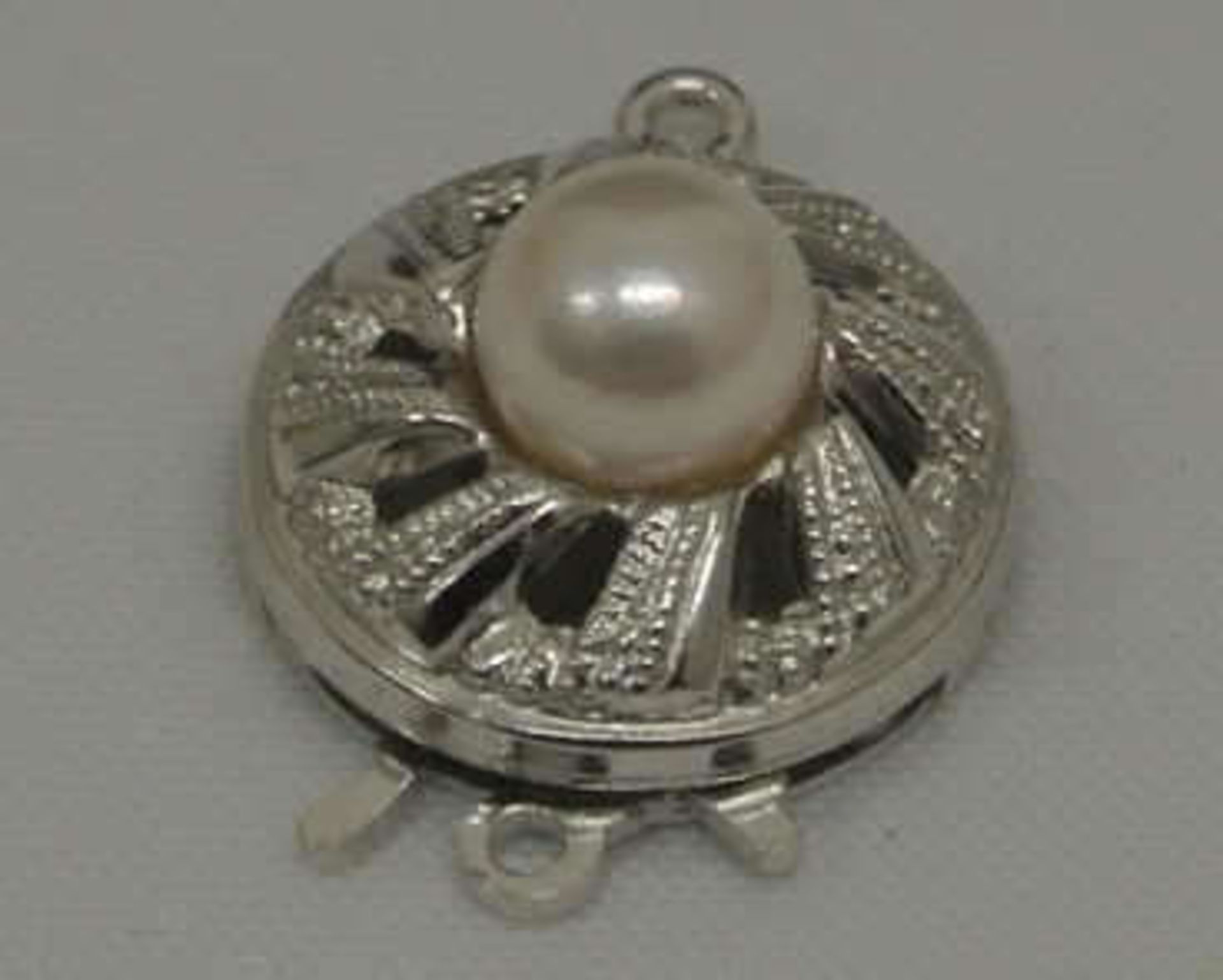 Weissgoldverschluß, 333er Gold, besetzt mit 1 Perle. Guter Zustand. Gewicht ca. 1,4 gr White gold