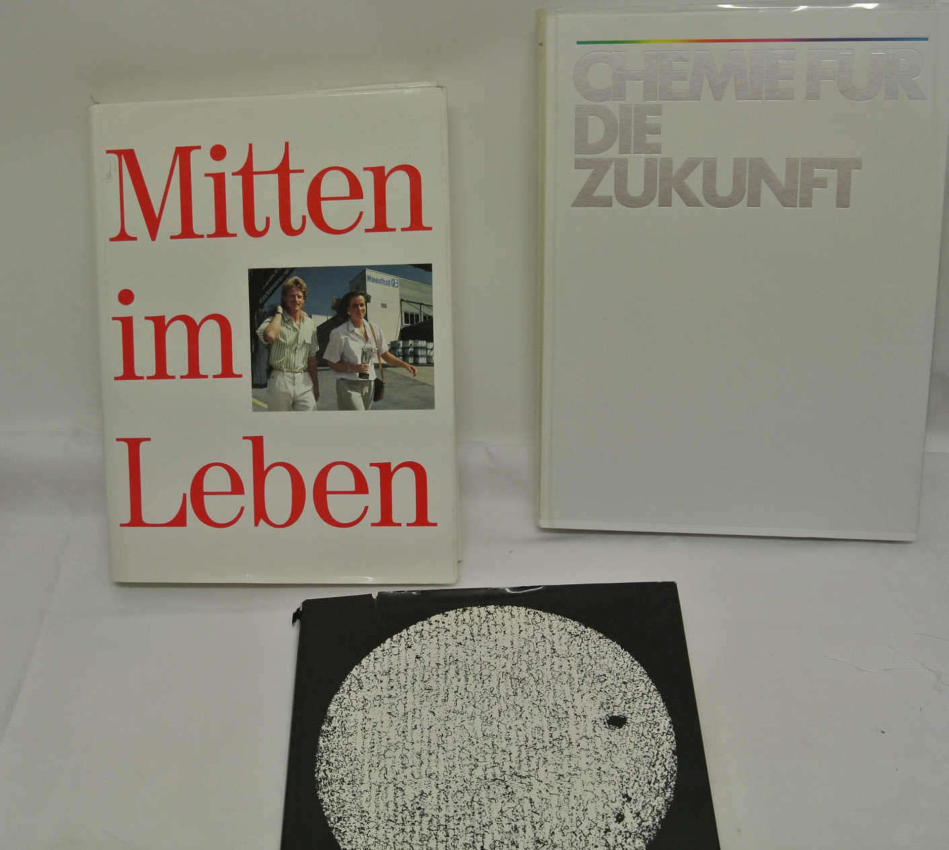 Kleines Konvolut Bücher, insgesamt 3 Stück. "Im Reich der Chemie", "Mitten im Leben - 125 Jahre