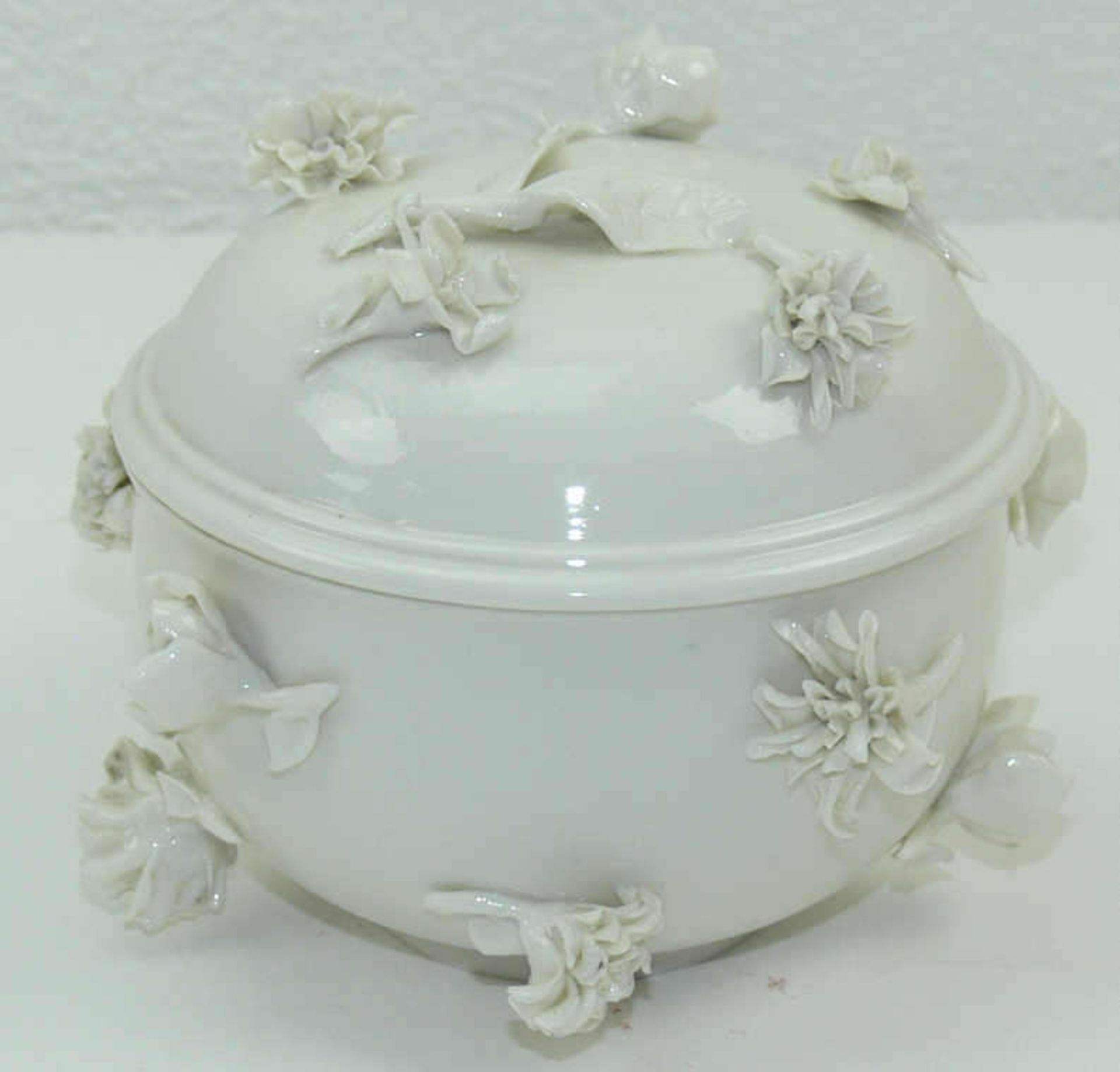 Nymphenburg - 1 Porzellandeckeldose weiß von Nymphenburg mit aufgesetzten Blüten, 1 feiner
