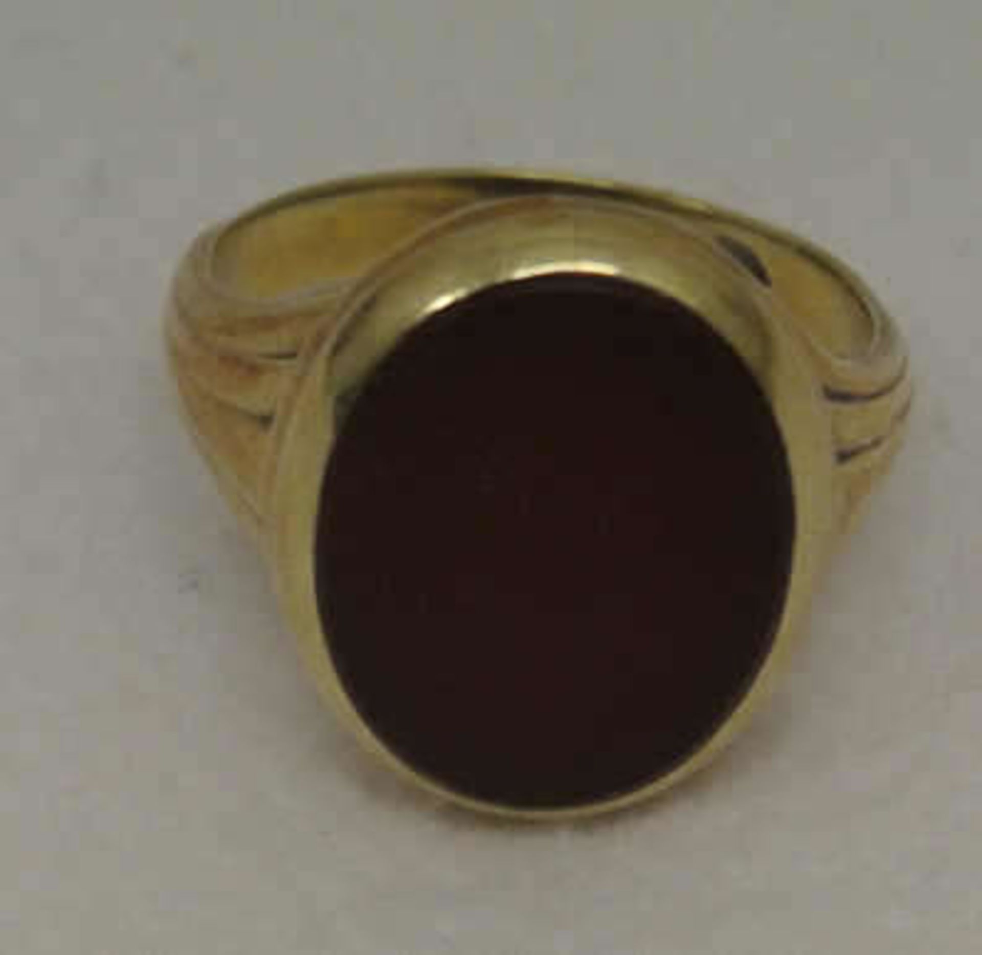 Herrenring, 585er Gelbgold, besetzt mit Karneol, Ringgröße 63, Gewicht ca. 10,09 gr Men's ring,