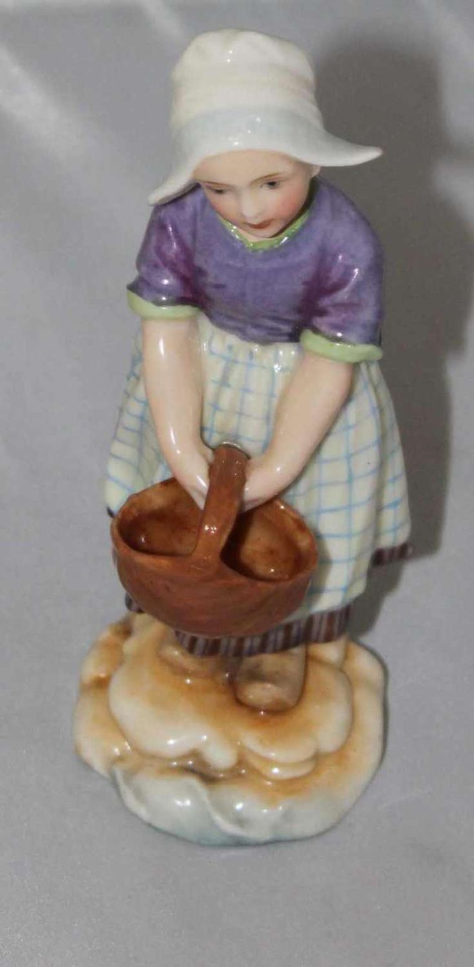 Kleine Porzellanfigur "Bauernmädchen", signiert mit Blindstempel Nr. 3725, Höhe ca. 14 cm, guter