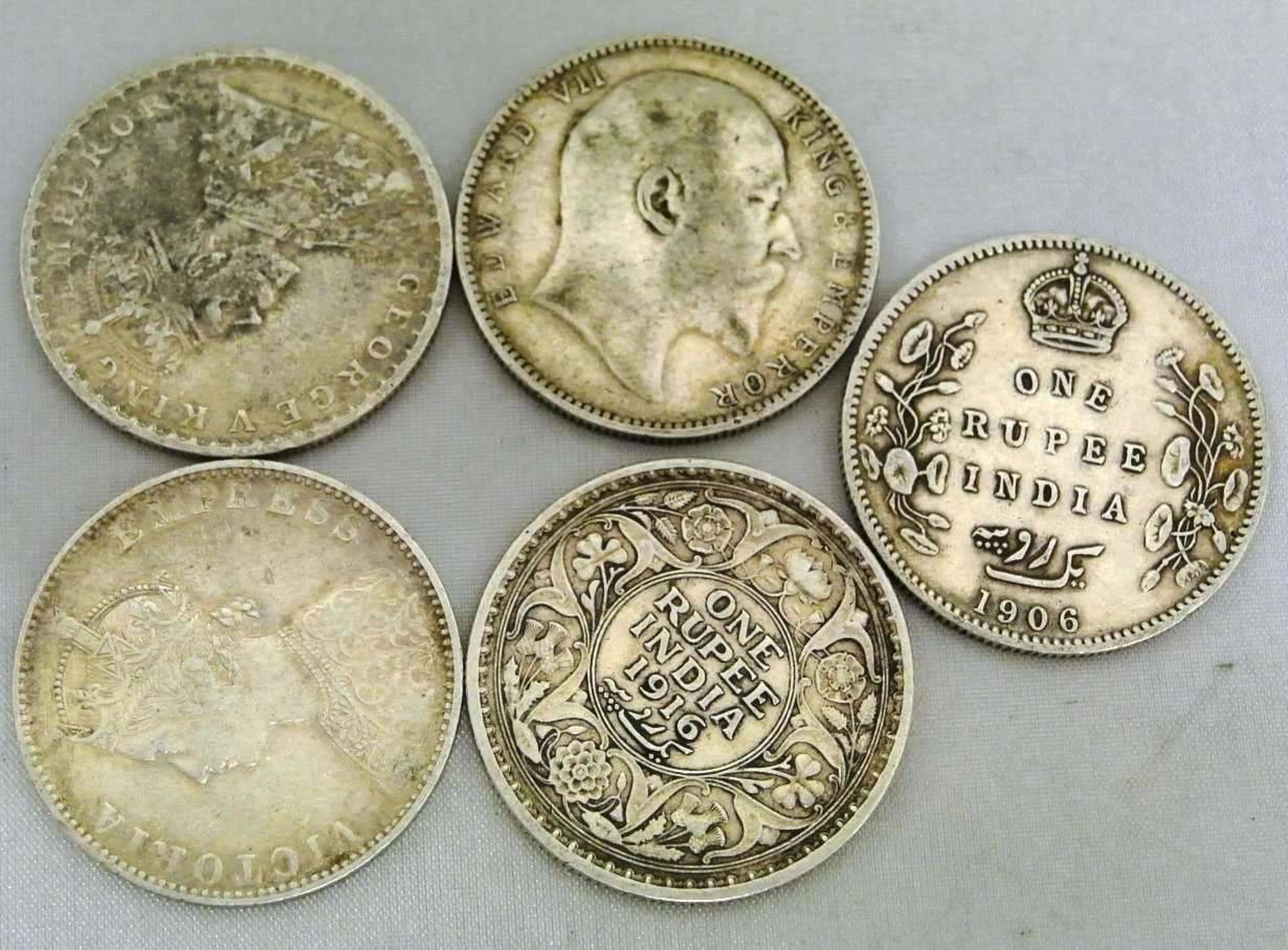 British India, 5x one Rupee von 1891 / 1905-1906 / 1915-1916, Silbermünzen. Erhaltung von sehr schön
