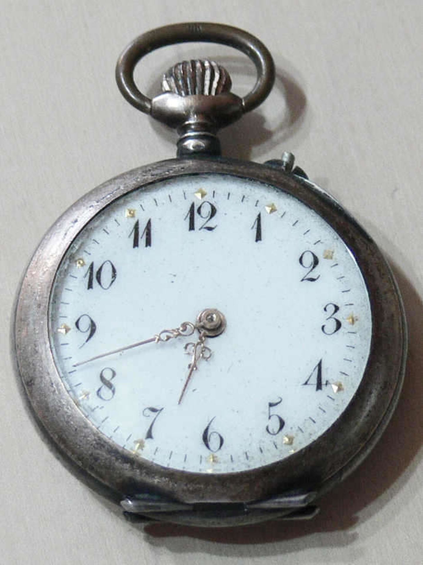 Kleine Taschenuhr, Gehäuse - Deckel 800er Silber gepunzt. Durchmesser: ca. 32 mm. Uhr läuft nicht