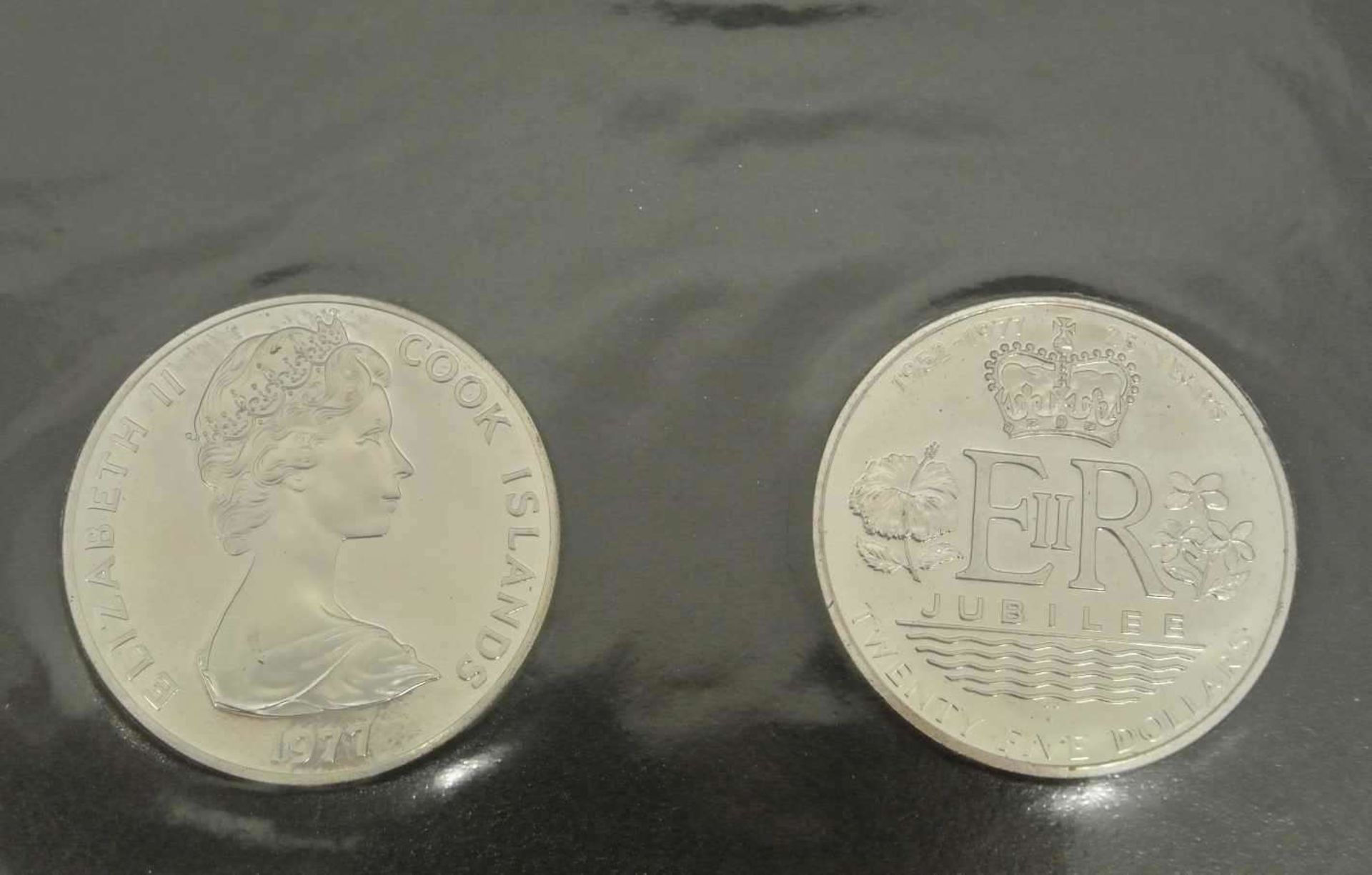 Cook Islands 1977, 25jähriges Regierungsjubiläum von Königin Elisabeth II., 2x25 Dollar, Silber, - Bild 3 aus 3