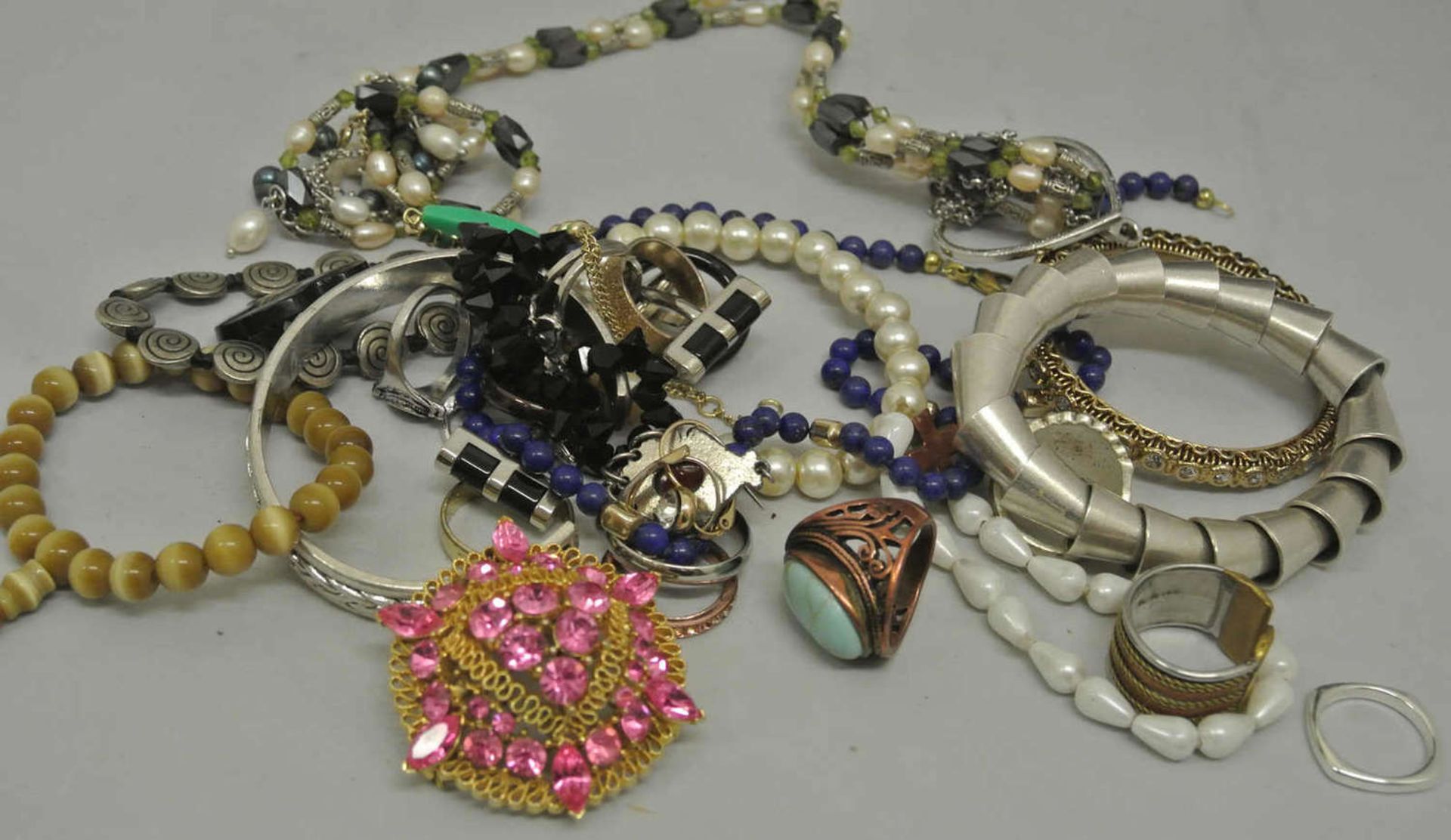 Lot Modeschmuck, dabei Ketten, Ringe, Armbänder, etc.