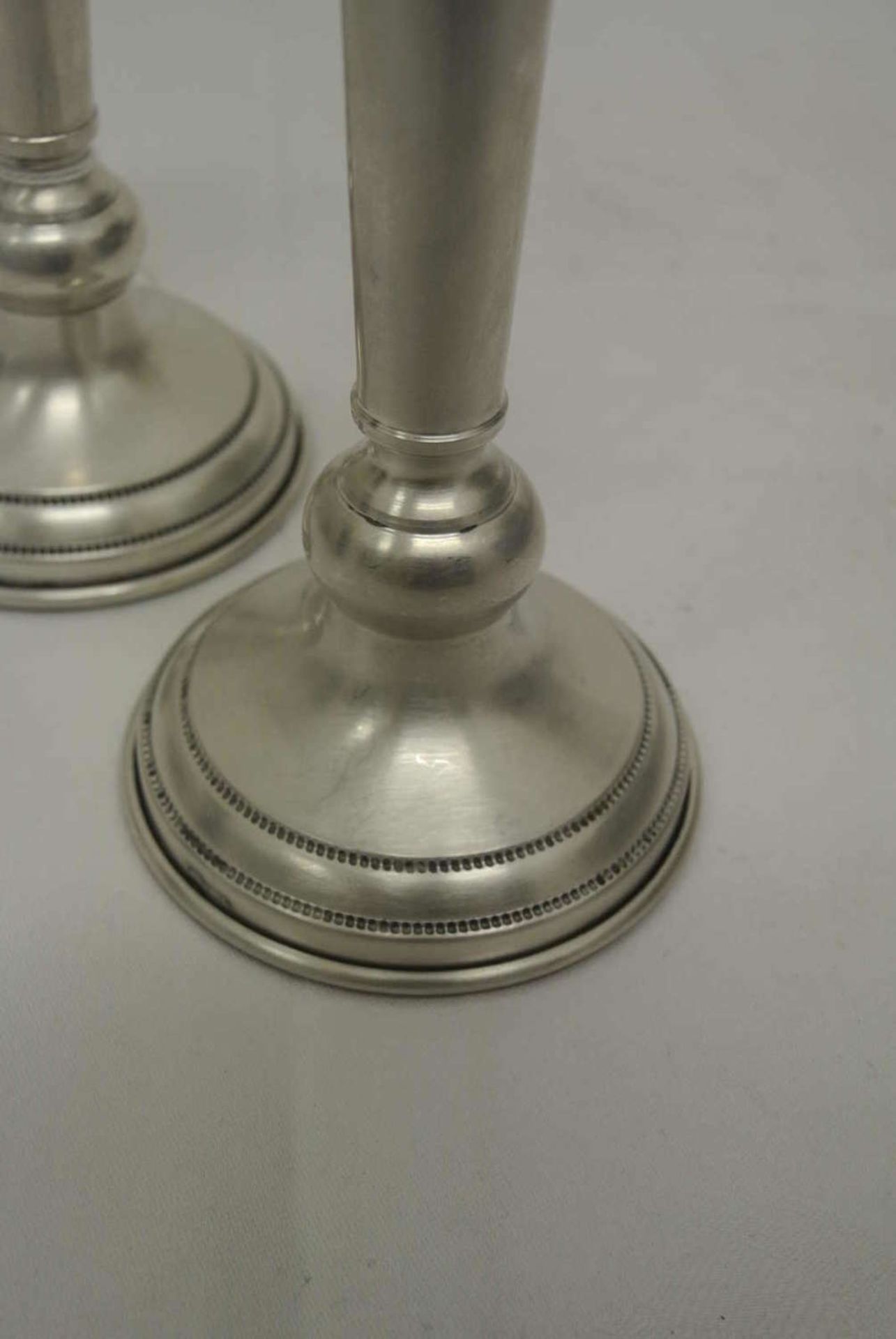 2 Kerzenständer, 925 er Silber, am Stand gefüllt. Höhe ca, 18 cm, Gewicht ca. 398 gr 2 candlesticks, - Bild 2 aus 2