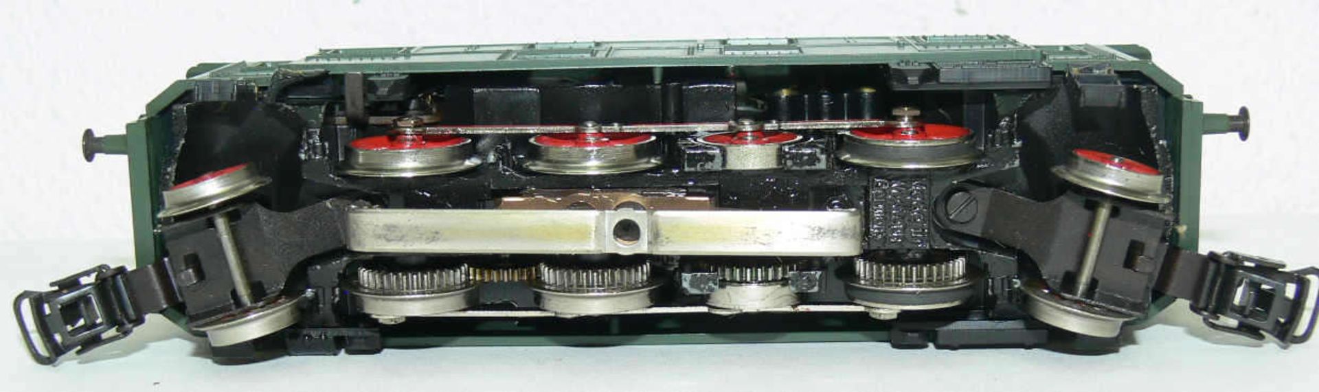 Märklin E - Lokomotive BR 132 der DB. BN 132 104-1. Grün. Ohne OVP. Mit Klebespuren an Leiter und - Bild 2 aus 2