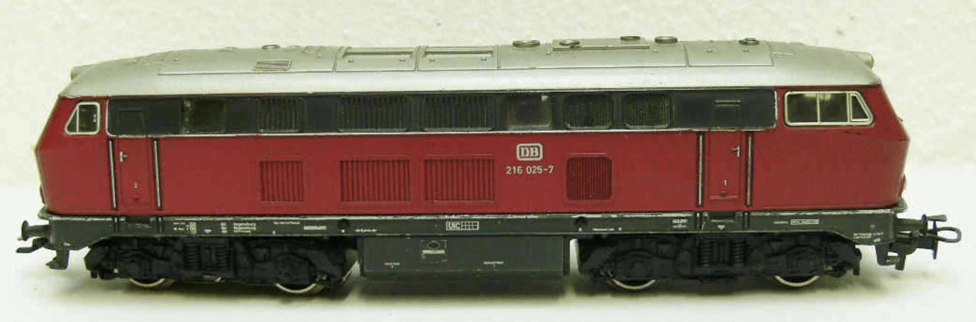 Märklin Diesellokomotive BR 216 der DB. BN 216 025-7. Sehr guter Zustand mit leichten Laufspuren.