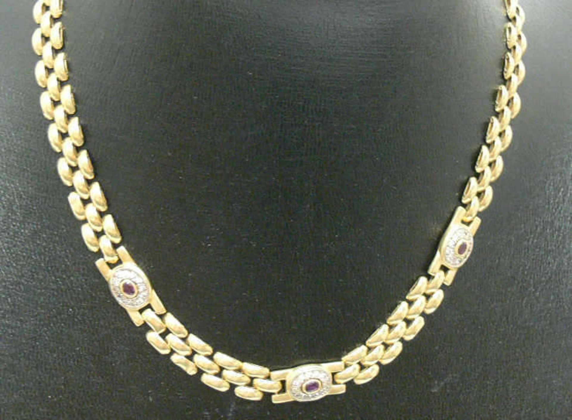 Collier, 750er Gelbgold, besetzt mit Rubinen und Zirkonia. Länge ca. 45 cm, Gewicht ca. 35,2 gr