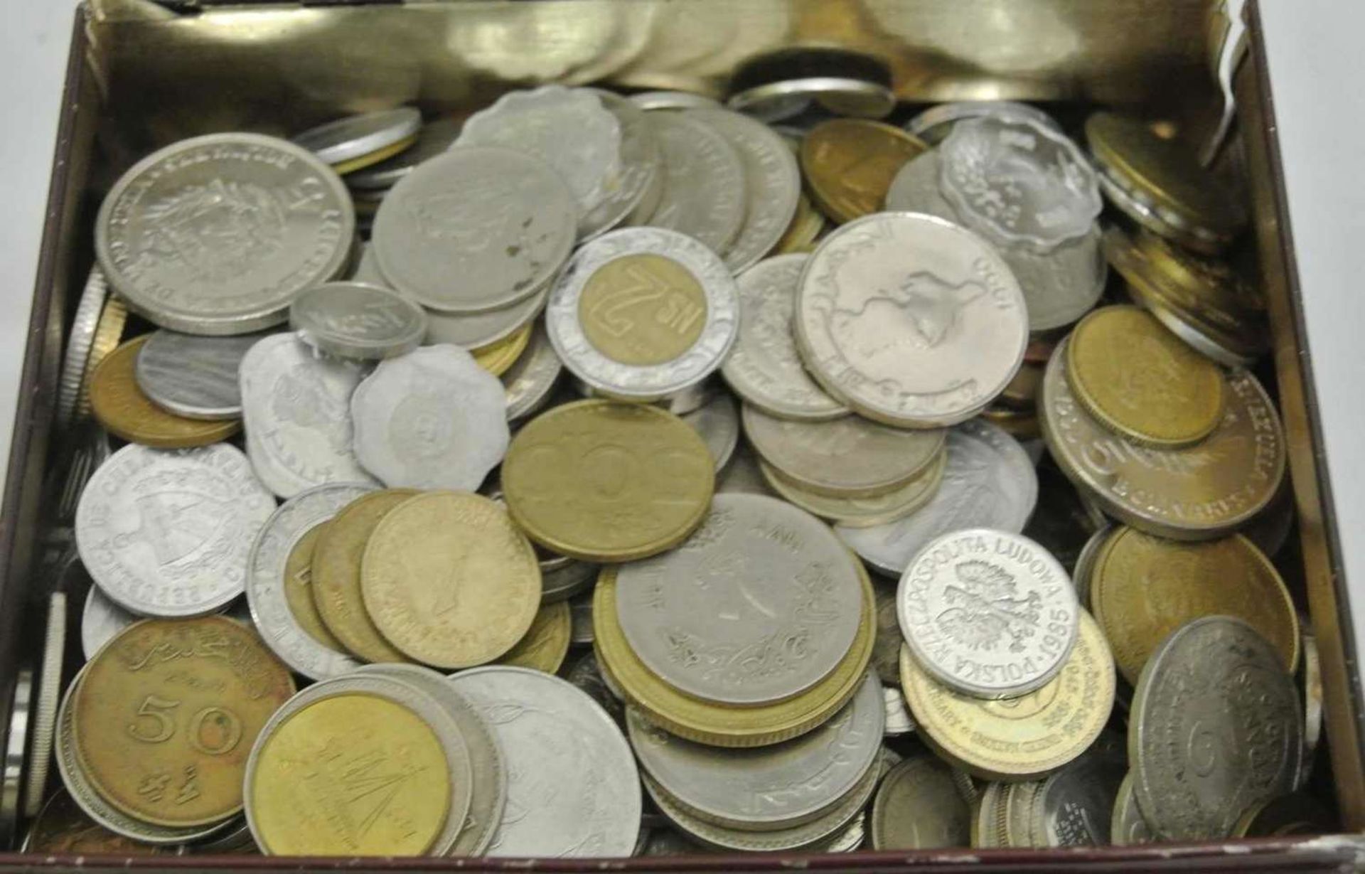 1 Blechdose gefüllt mit Umlaufmünzen alle Welt.