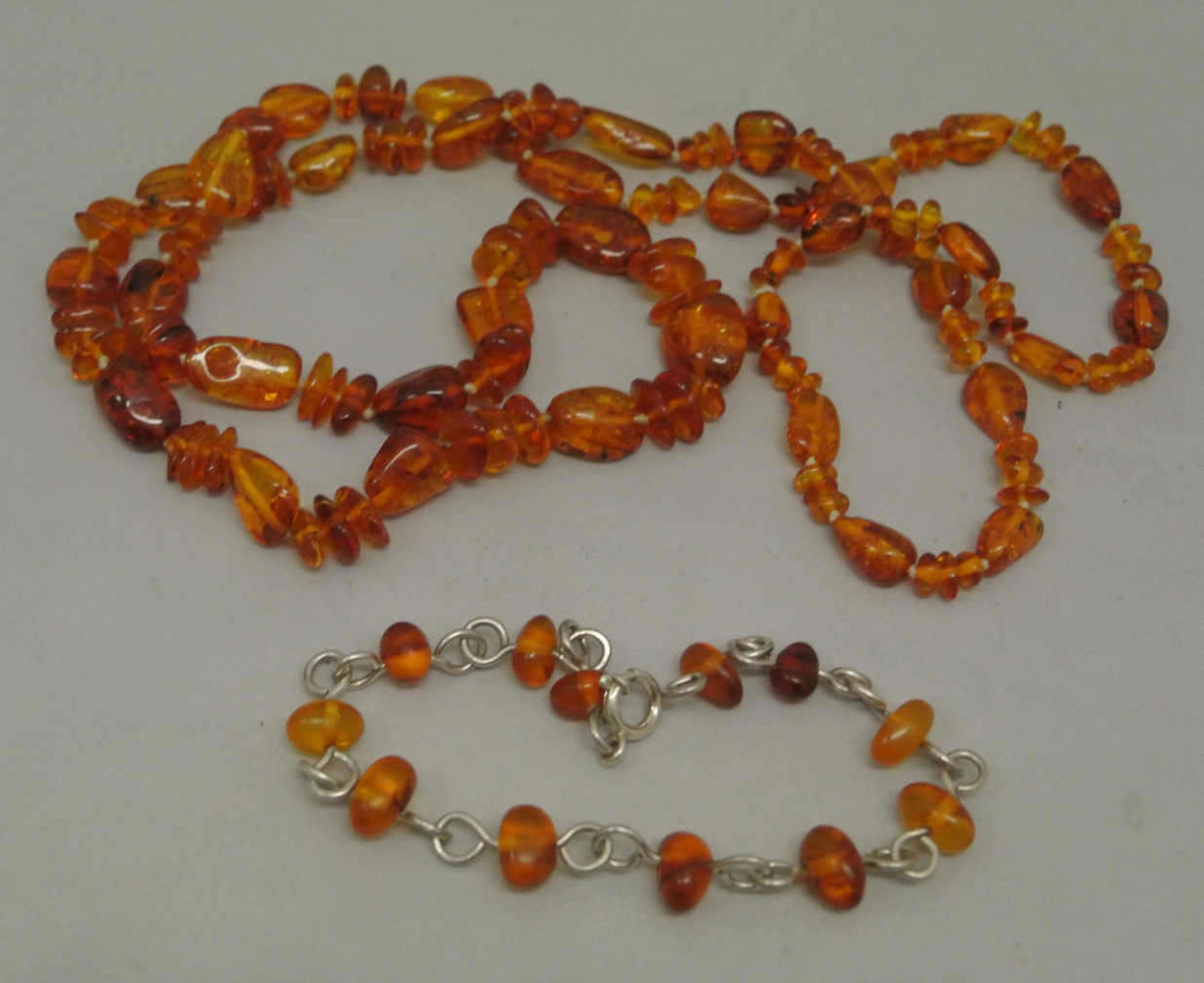 Bernstein kette, 72 cm, sowie 1 Armband mit Bernstein, Länge ca. 20 cm. Amber necklace, 72 cm, as