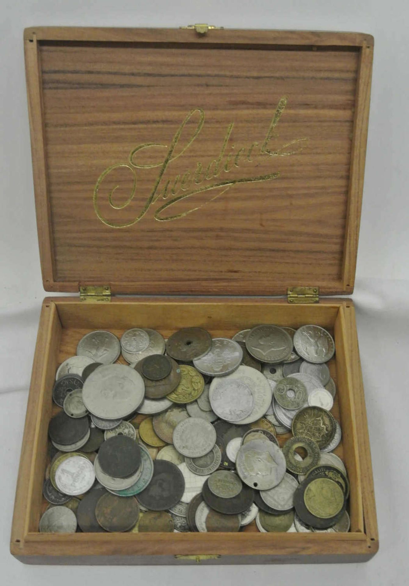 Lot ältere Münzen in einer Holzbox. Kleine Fundgrube