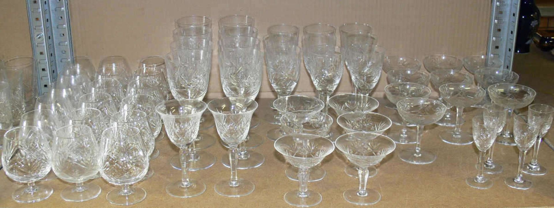 Großes Gläser - Konvolut. Geschliffenes Glas, ca. 78 - teilig, bestehend aus Wein-, Likör-,