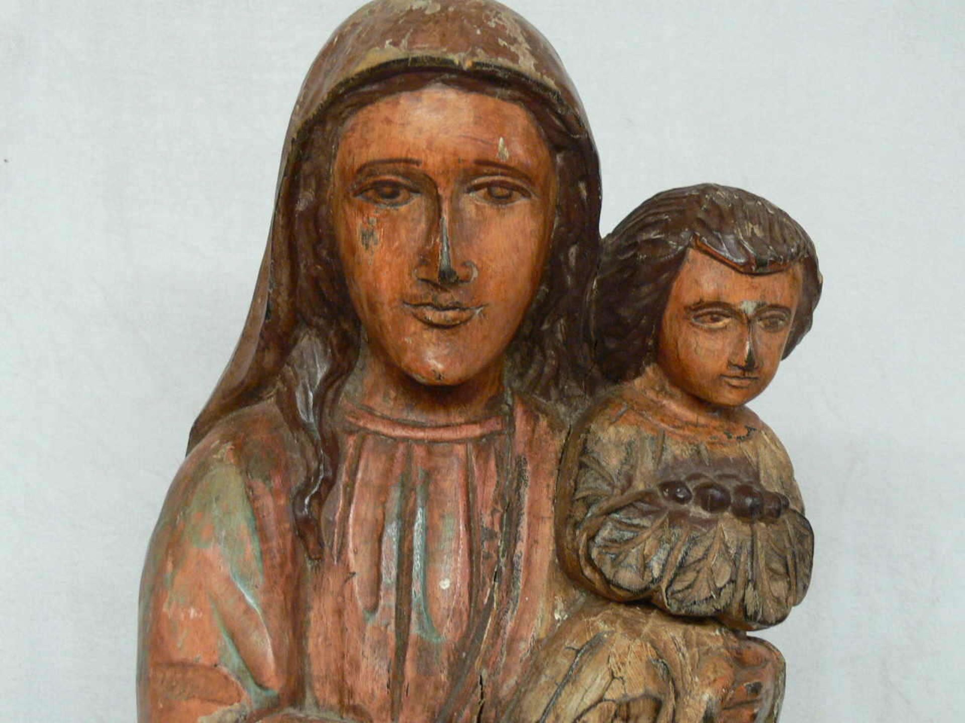 große alte Madonnenfigur mit Jesuskind, Figur stand in der Kirche, farbig bemalt, Holz besitzt - Bild 2 aus 4