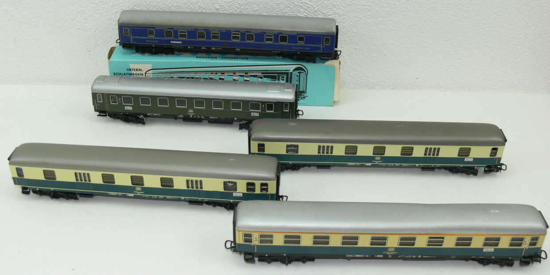 Märklin H0, Konvolut Personenwagen, Blech, bestehend aus: D-Zug - Wagen 1. Klasse und 2 x Postwagen,