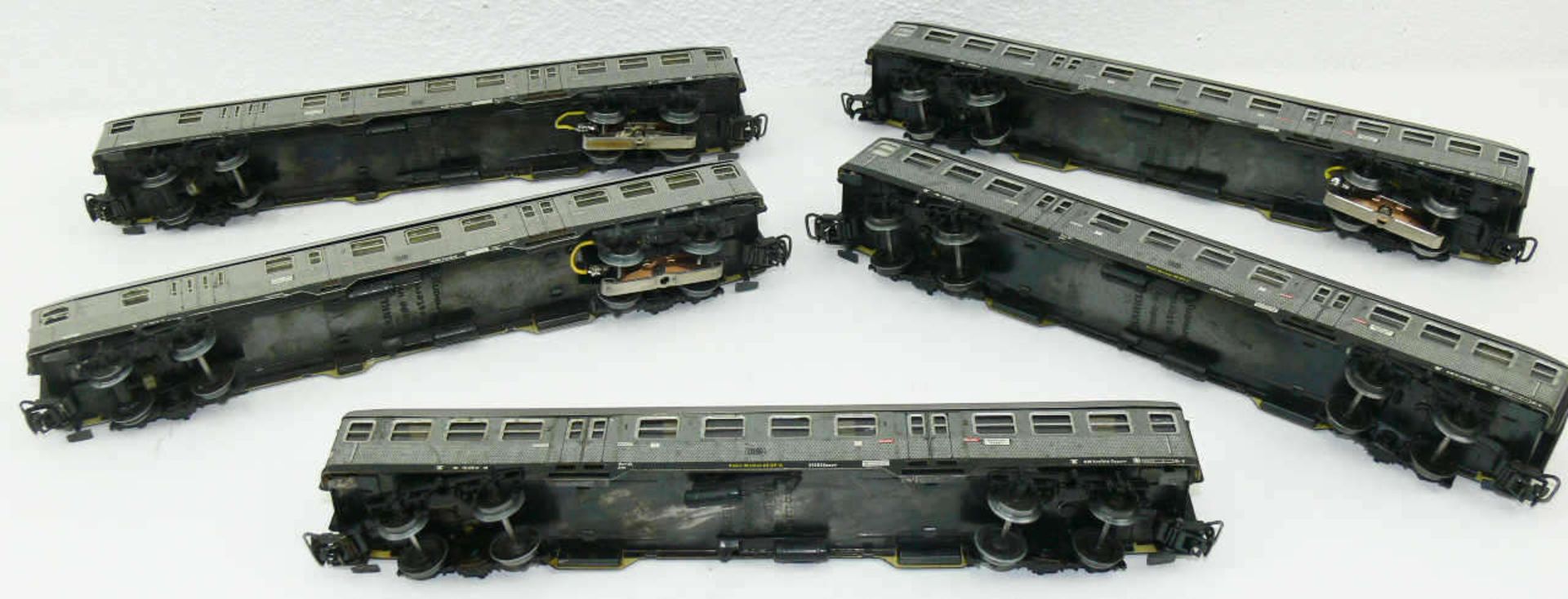 Märklin fünf Nahverkehrszug - Wagen "Silberlinge". Blech. 3 x mit Beleuchtung. Mit Gebrauchsspuren. - Bild 2 aus 2