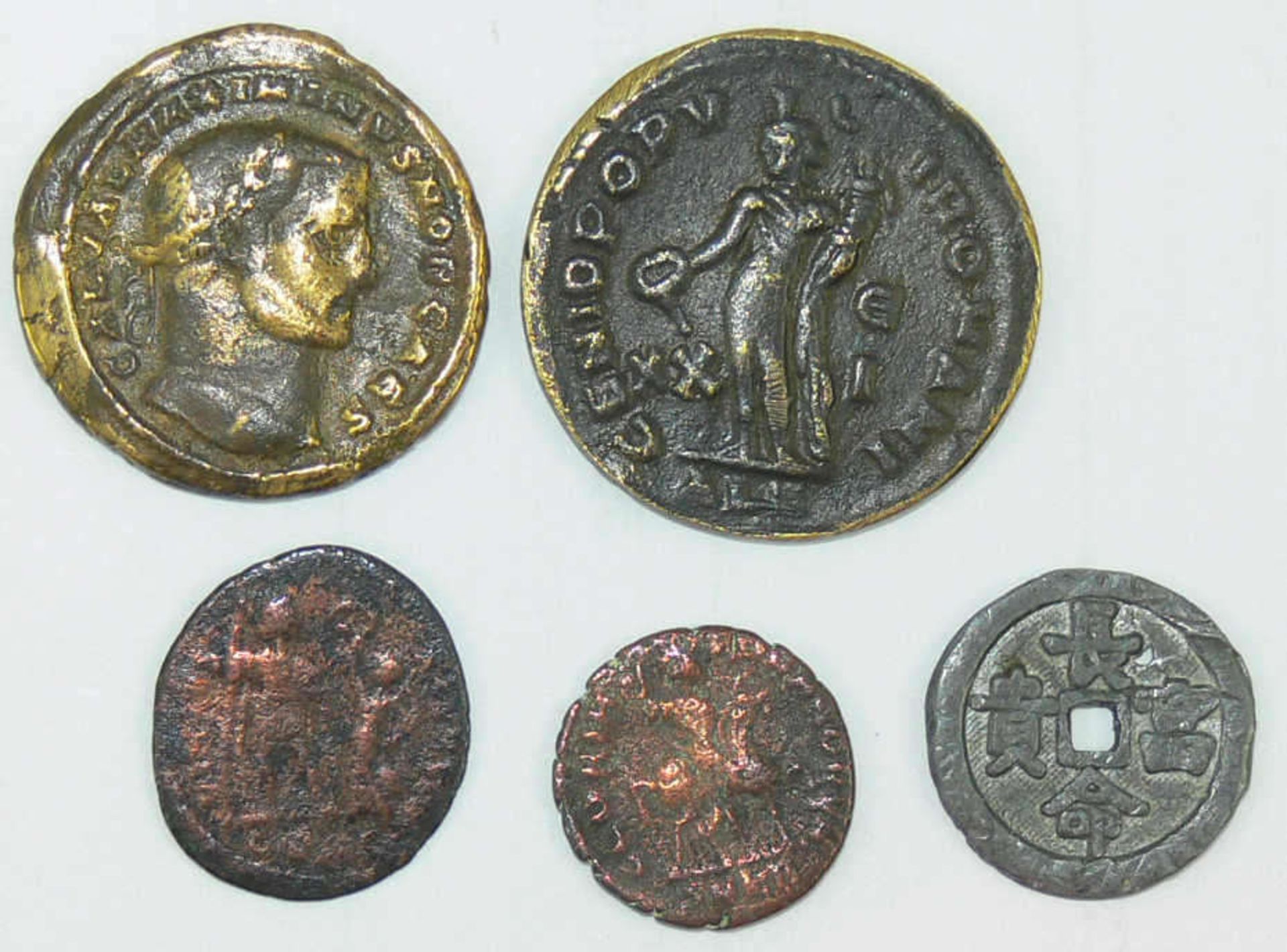 Römische Kaiserzeit, vier Münzen, darunter Maximinus II. - Bild 2 aus 2