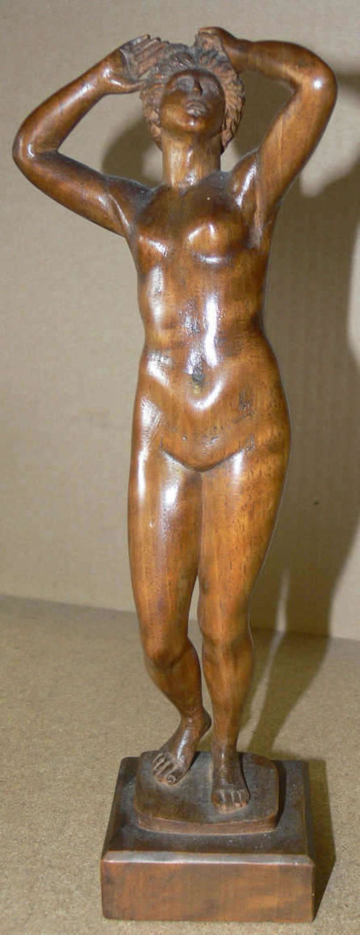 Holz - Skulptur "Frauen - Akt". Figur auf Sockel. H: ca. 29 cm.