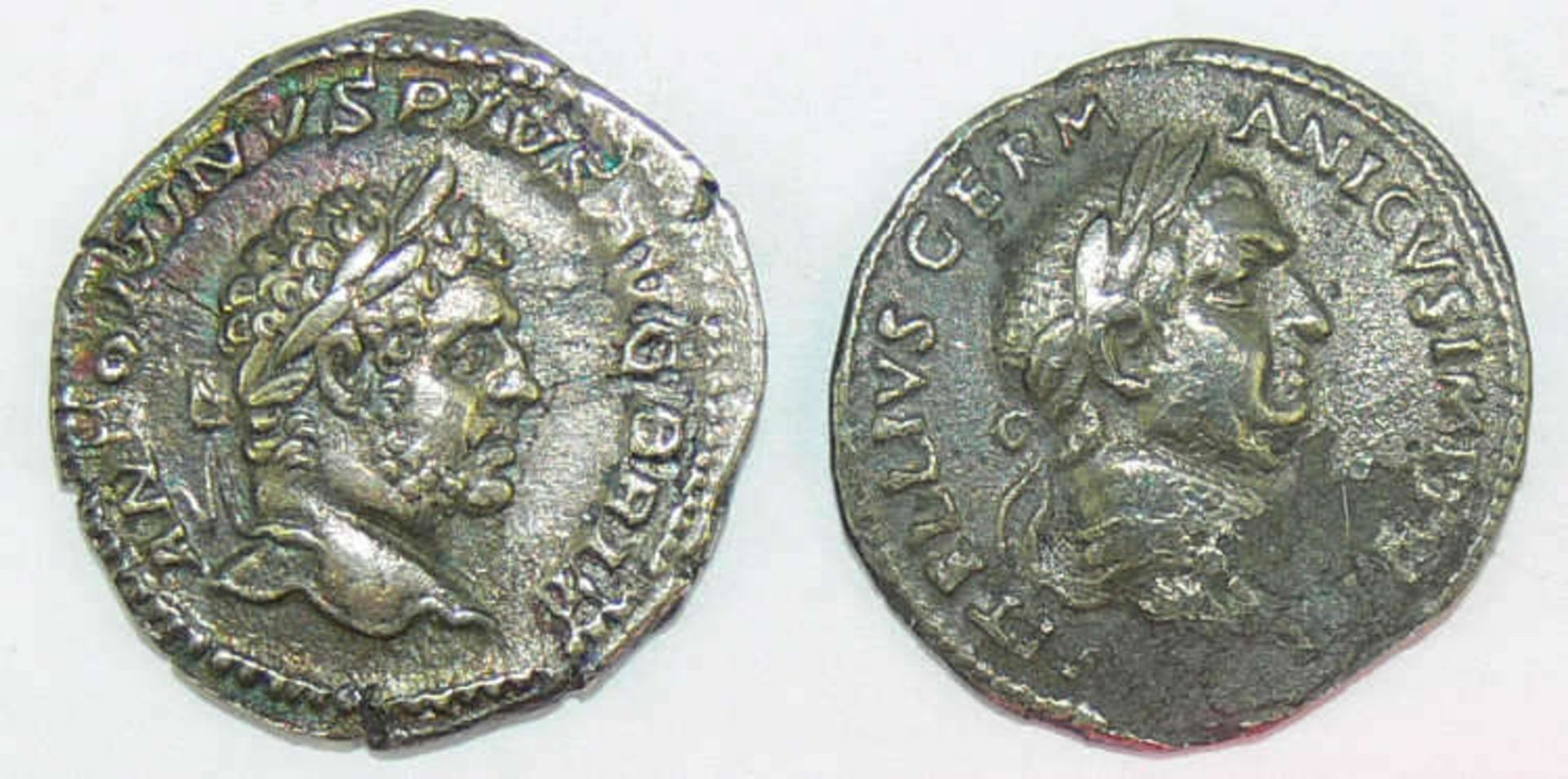 Römische Kaiserzeit, zwei Silbermünzen: 1. Vitellius, Denare und Antonius Pius, Denare.Vz.