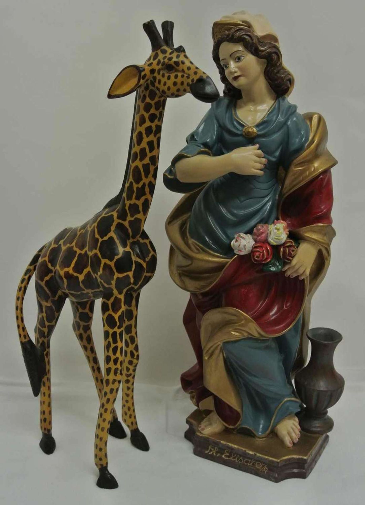 2 Holzfiguren, 1x Heilige Elisabeth, Höhe ca. 59 cm, mit farbiger Bemalung, sowie 1 Giraffe, Höhe