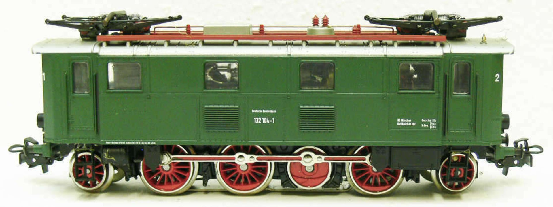 Märklin E - Lokomotive BR 132 der DB. BN 132 104-1. Grün. Ohne OVP. Mit Klebespuren an Leiter und