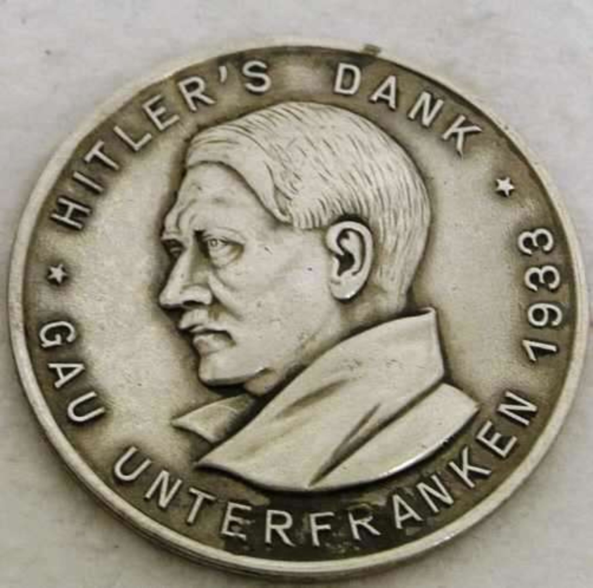 1 Brosche "Hitlers Dank Gau Unterfranken 1933" Hersteller Paulmann a Crone Lüdenscheid. Nadel