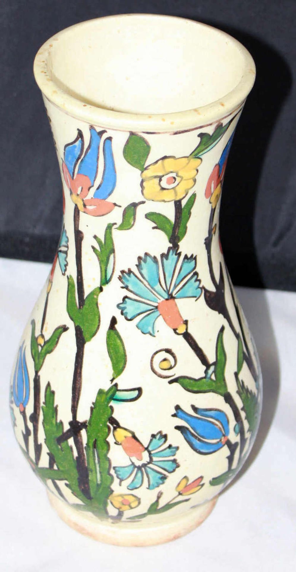 schwere Keramikvase "Blumendekor", wohl Gouda, farbintensiv, ohne Signatur, Höhe ca. 29 cm heavy