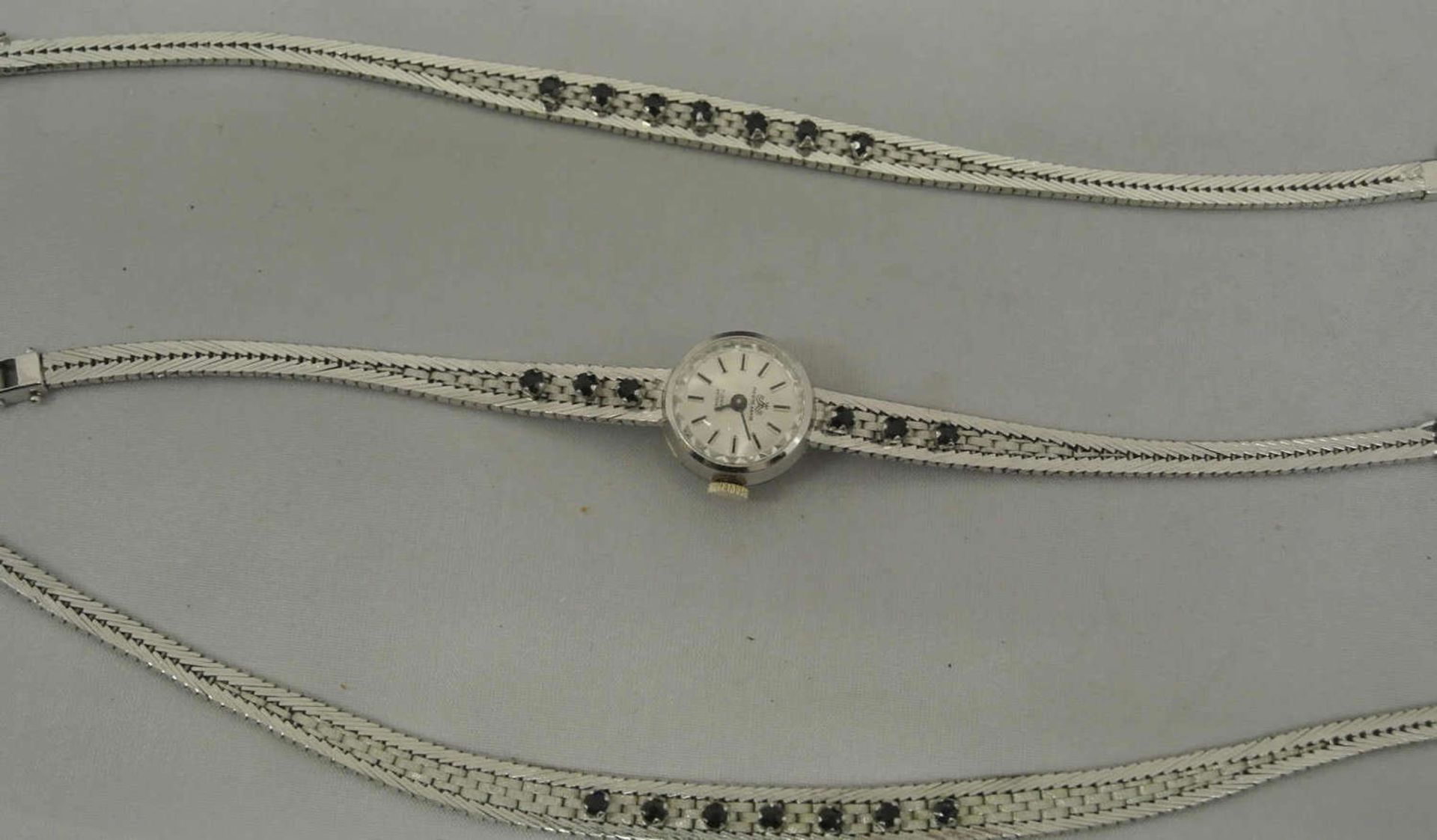 Schmuckset, bestehend aus 1 Collier, Länge ca. 43 cm, Armband Länge ca. 18,5 cm, sowie 1 Uhr Meister