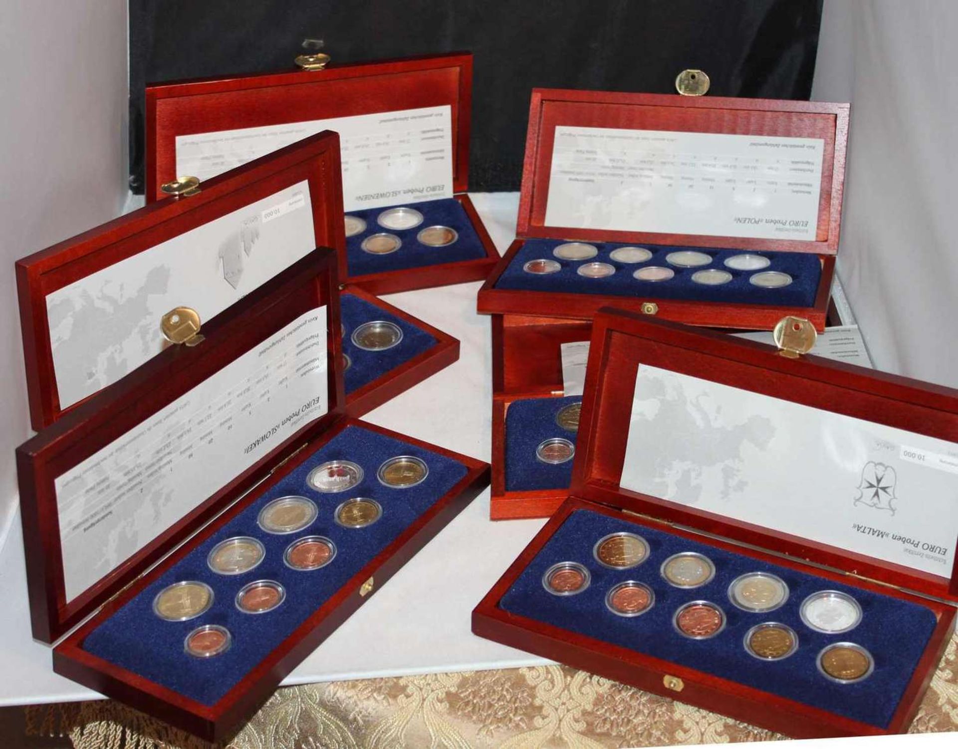 Konvolut Euro - Proben - Sets im Holzkasten mit jeweils einer Sonderprägung in 999er Silber der