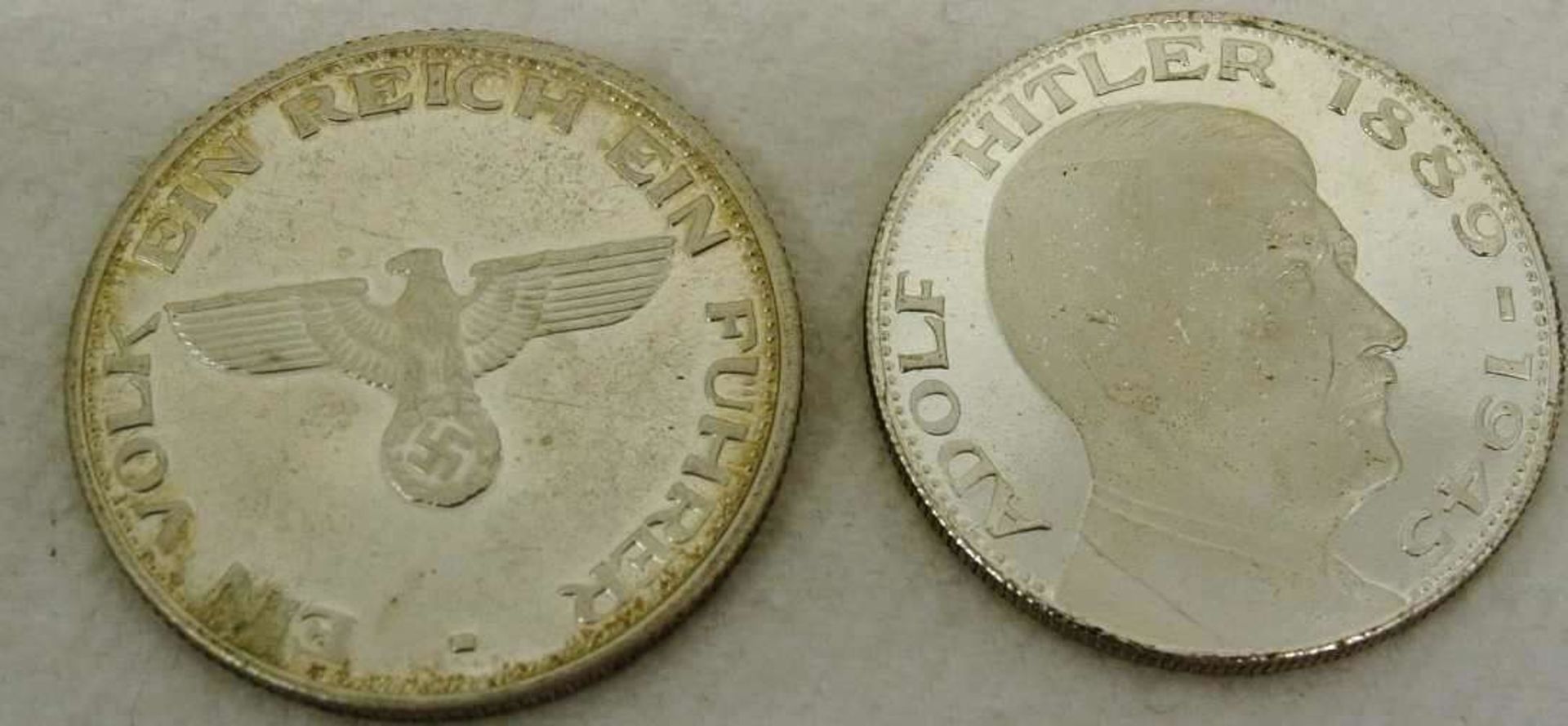 2 Medaillen 3. Reich, versilbert, Adolf Hitler 1889-1945